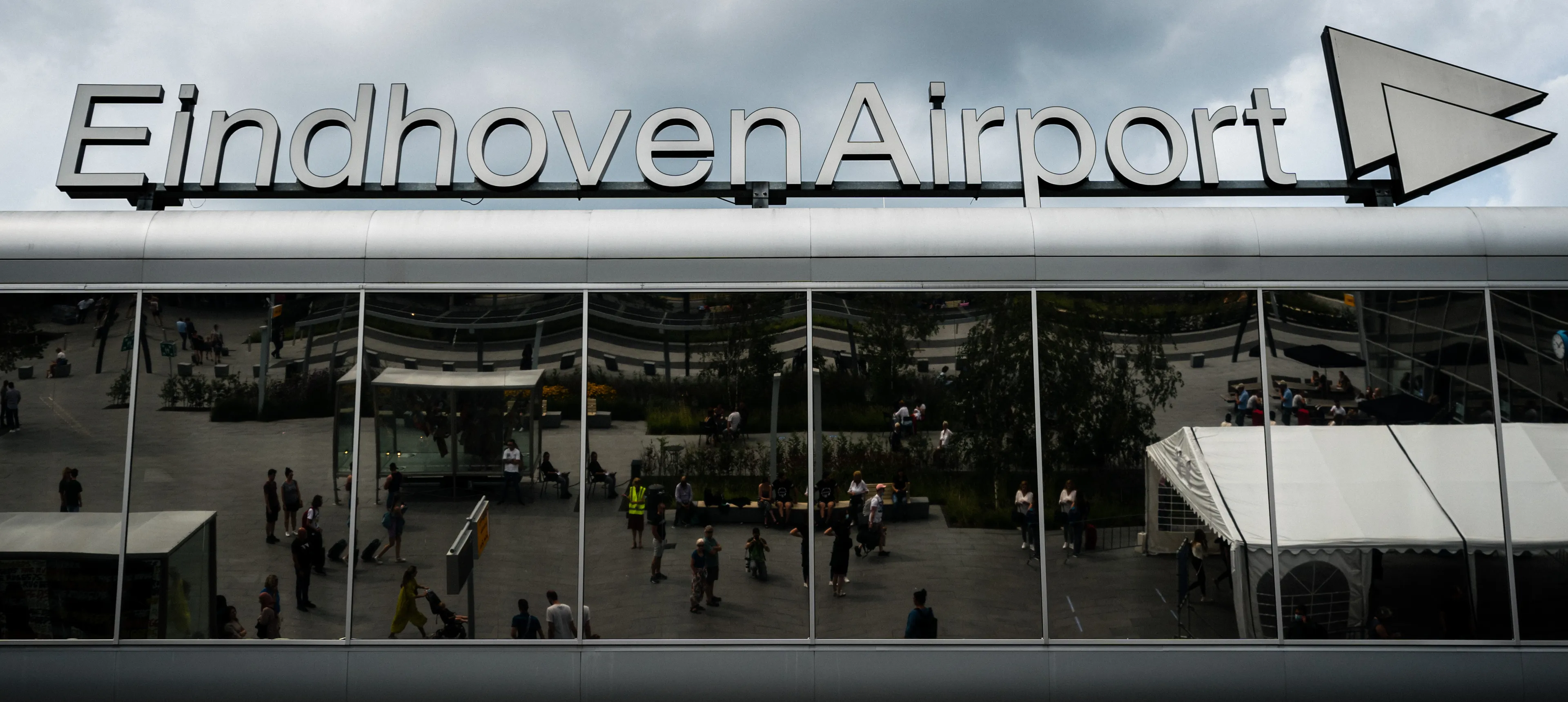 Eindhoven Airport dicht na bommelding, vrouw opgepakt