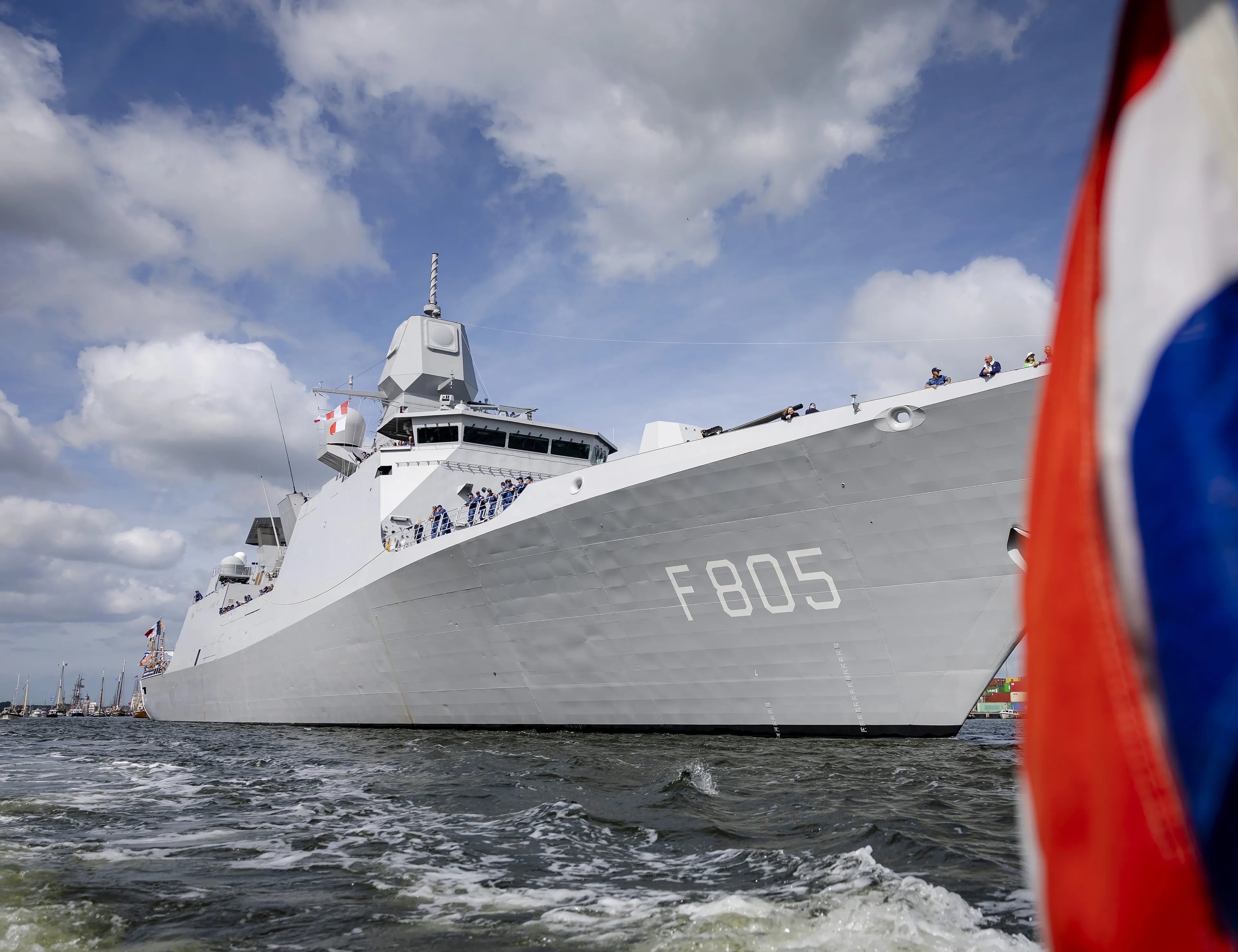 Nederland stuurt marineschip Evertsen naar Middellandse Zee