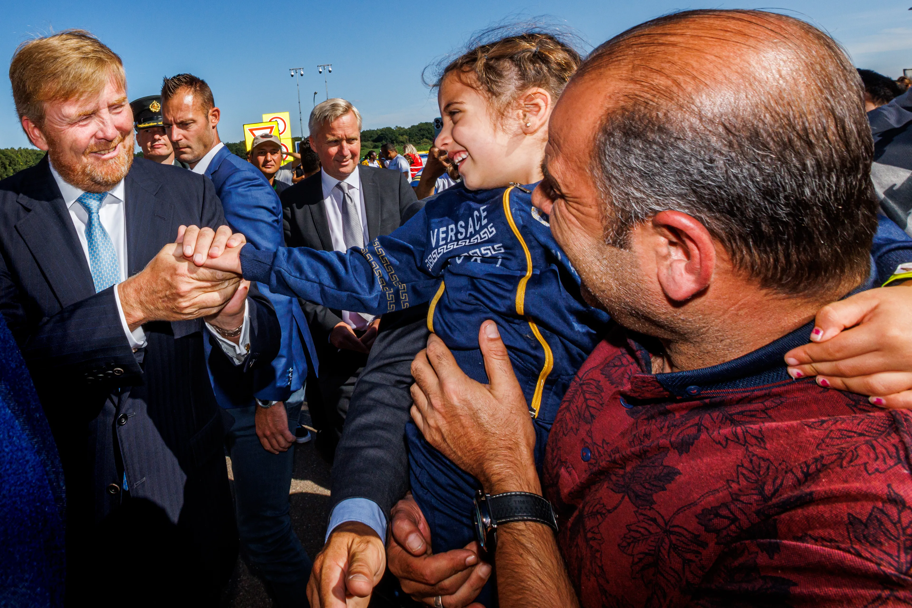 Koning hoest en proest tijdens bezoek aan Ter Apel: 'Herstellende van longontsteking'