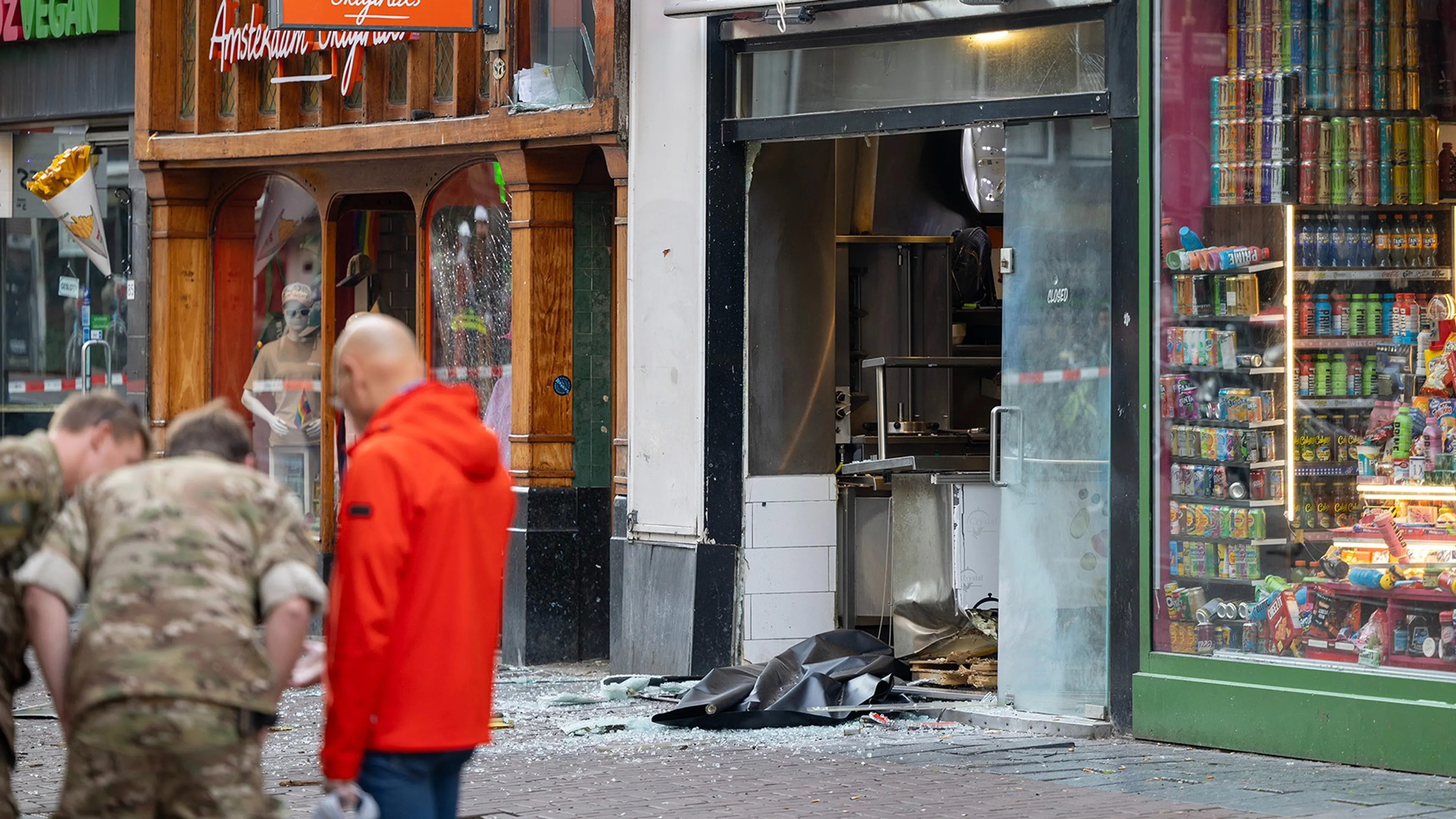 Brokstukken op drukke Amsterdamse winkelstraat na explosie bij shoarmazaak