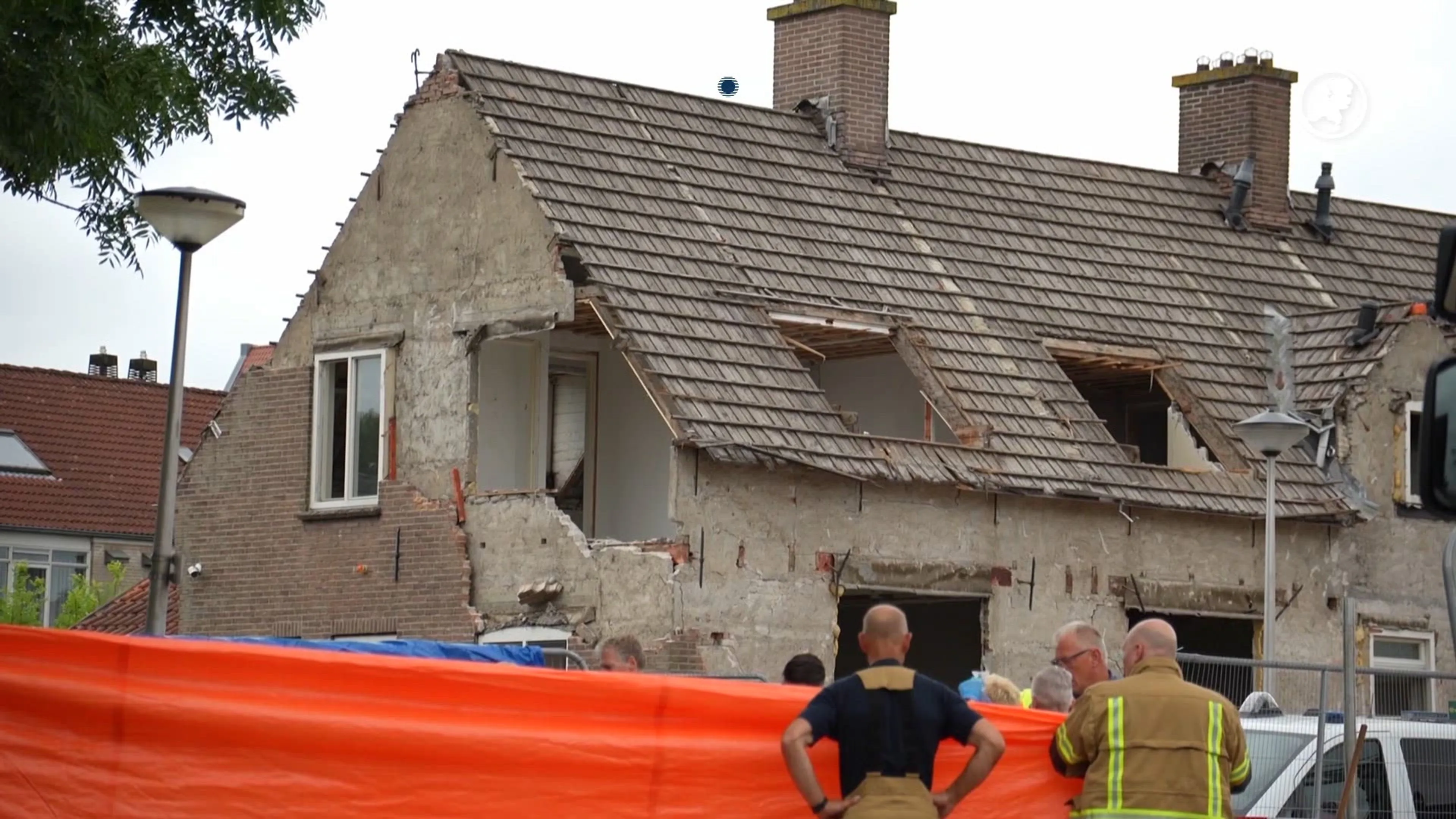 Werknemer komt in Spijkenisse onder instortende muur en overlijdt