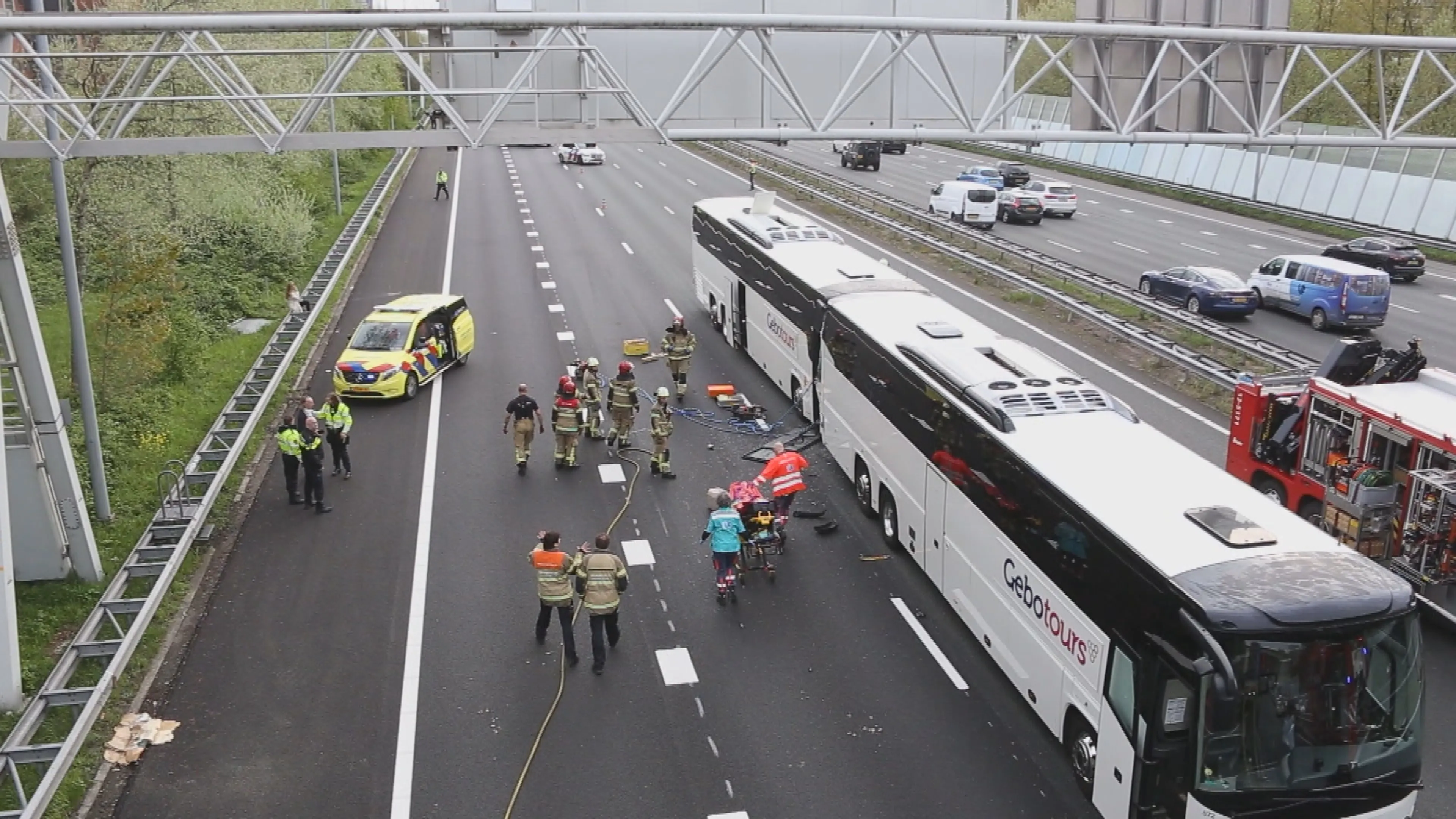 Gewonde bij zwaar ongeluk met touringcars en auto op A10