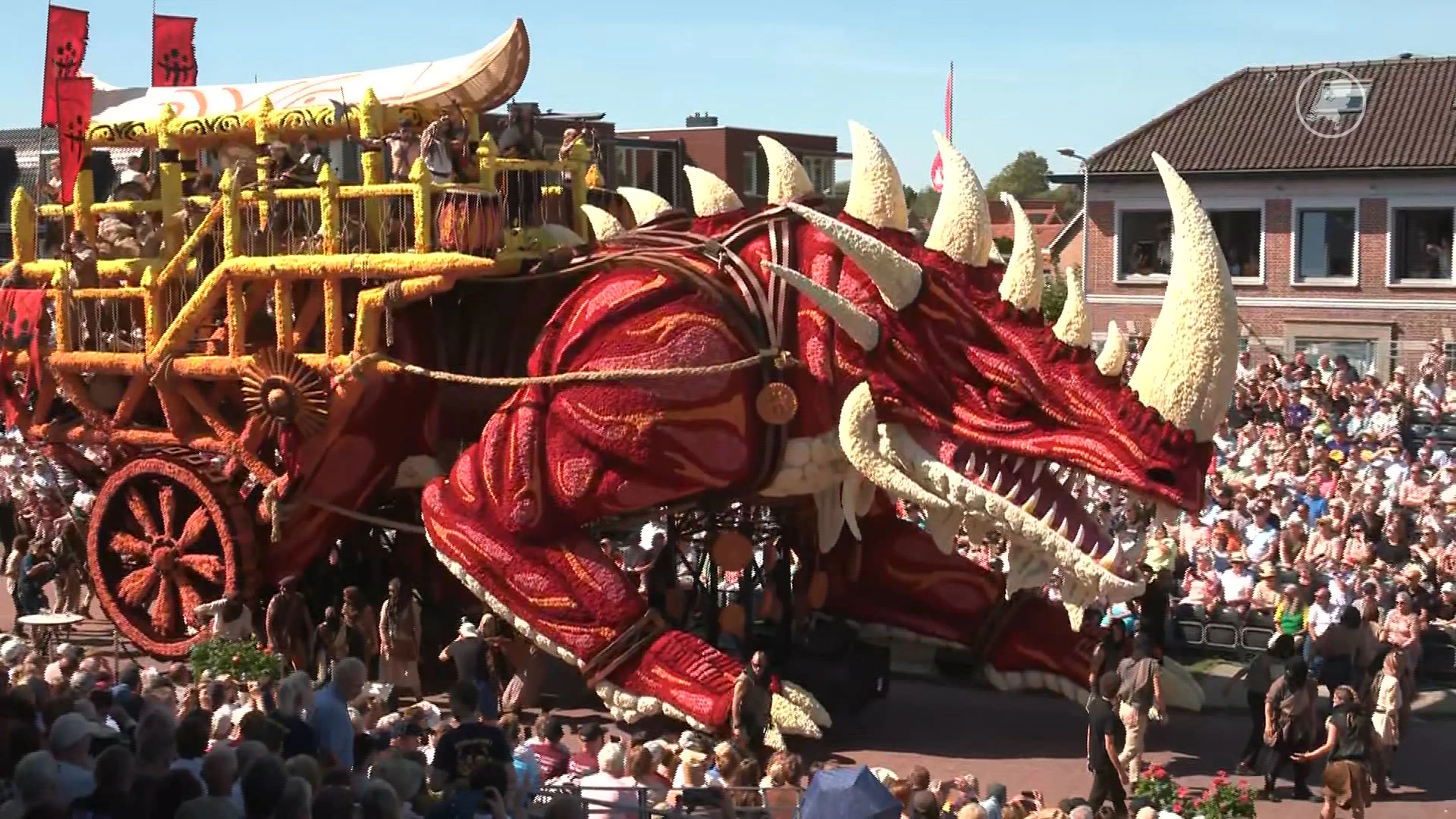 ZIEN: Gigantische wagens in Zundert bij grootste bloemencorso ter wereld