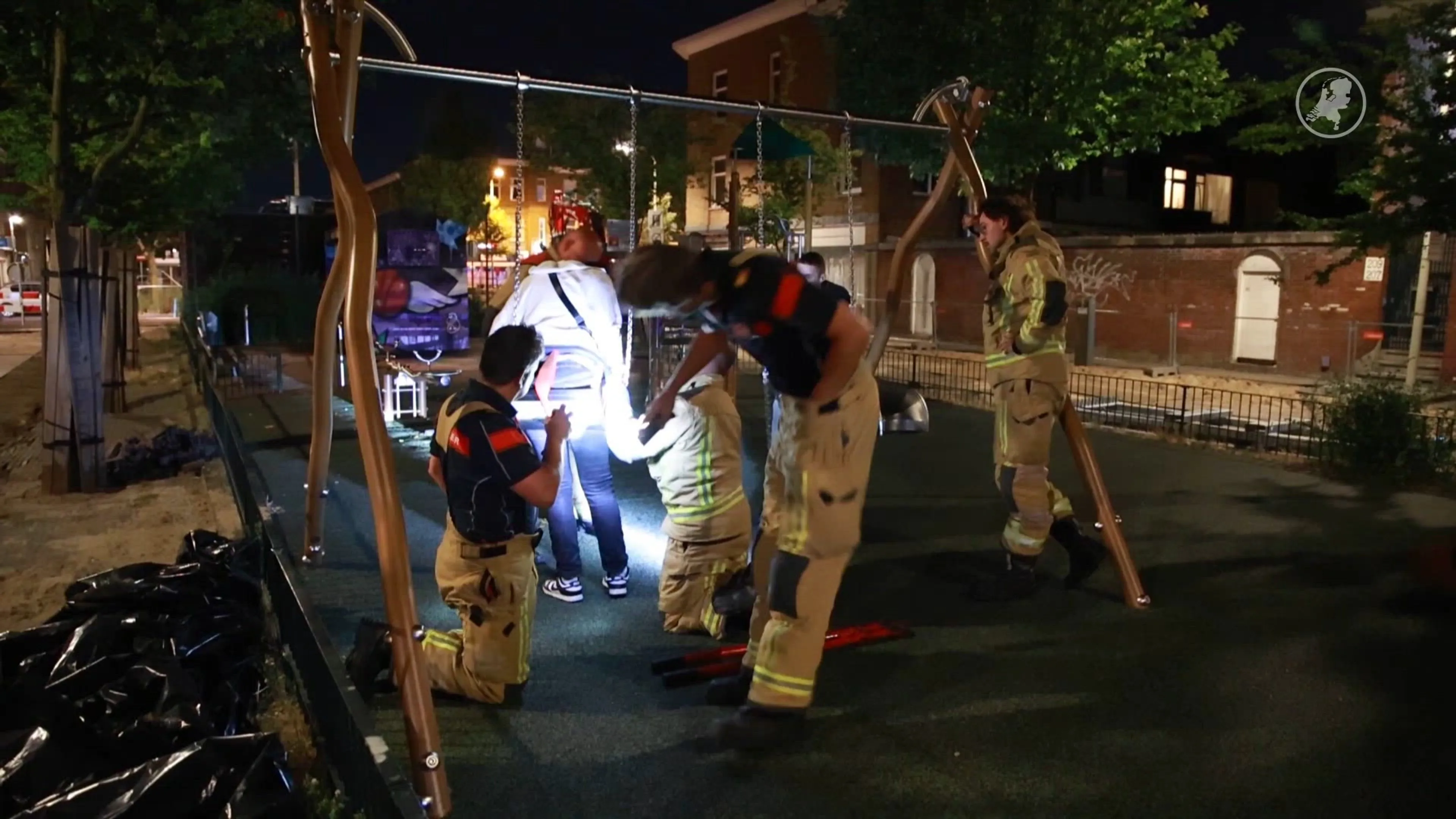 Brandweer bevrijdt jongen uit kinderzitje van schommel in Den Haag