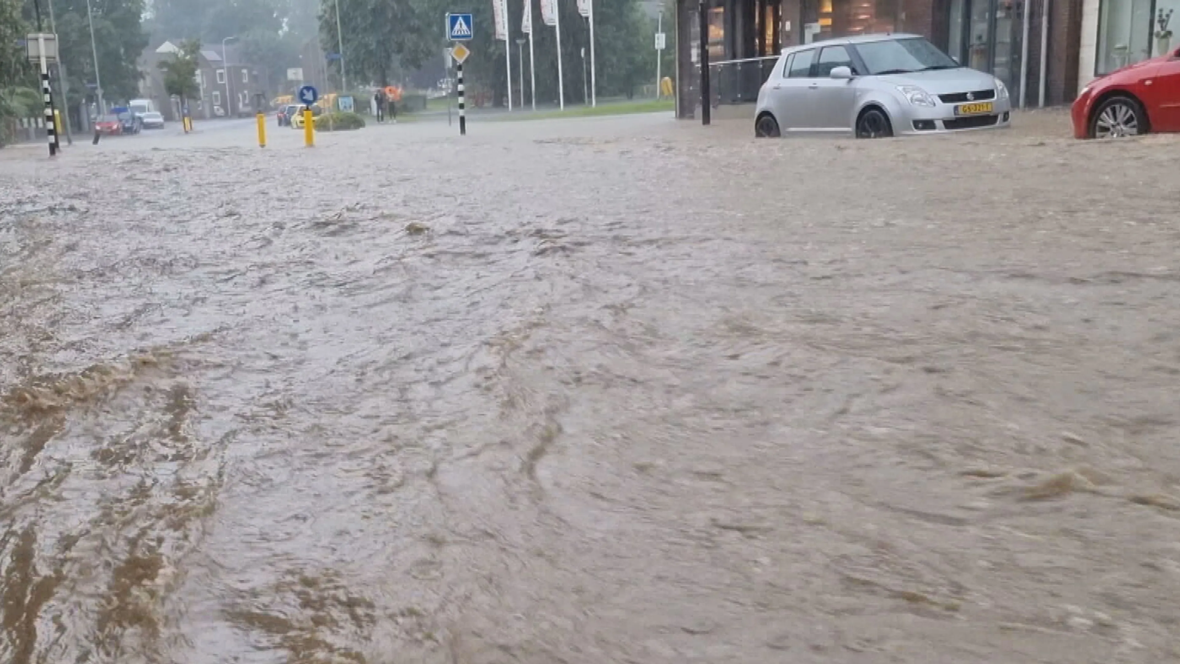 Limburgse Eygelshoven veranderde in kolkende rivier: 'Viel niet tegen te vechten'
