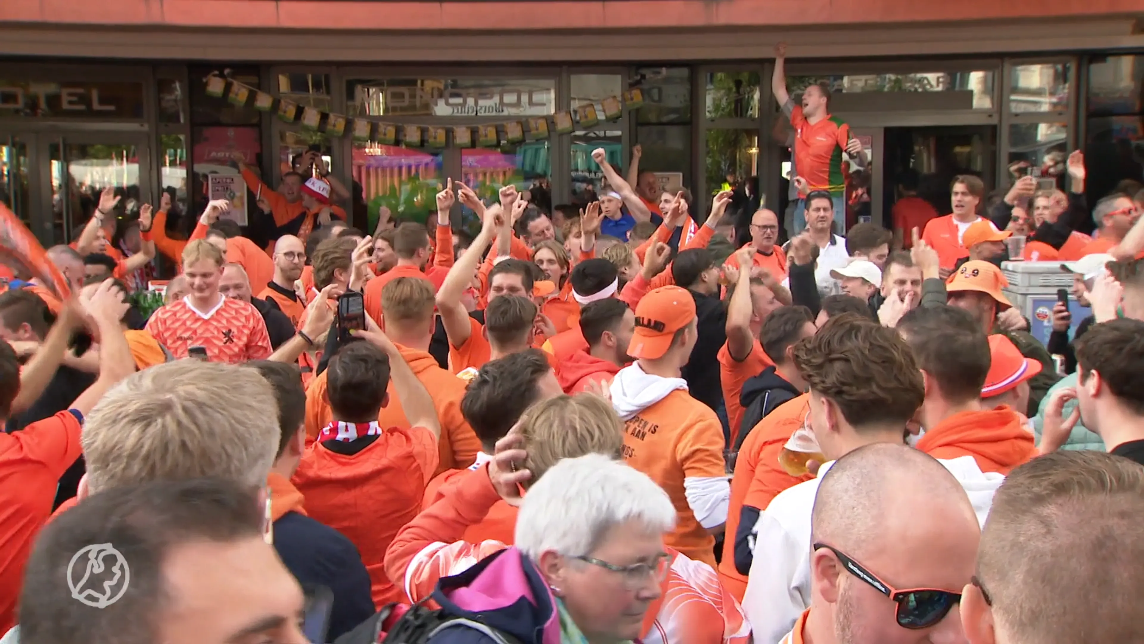 Morgen rivalen, vandaag vrienden: Nederlandse en Poolse fans vieren samen feest in Hamburg