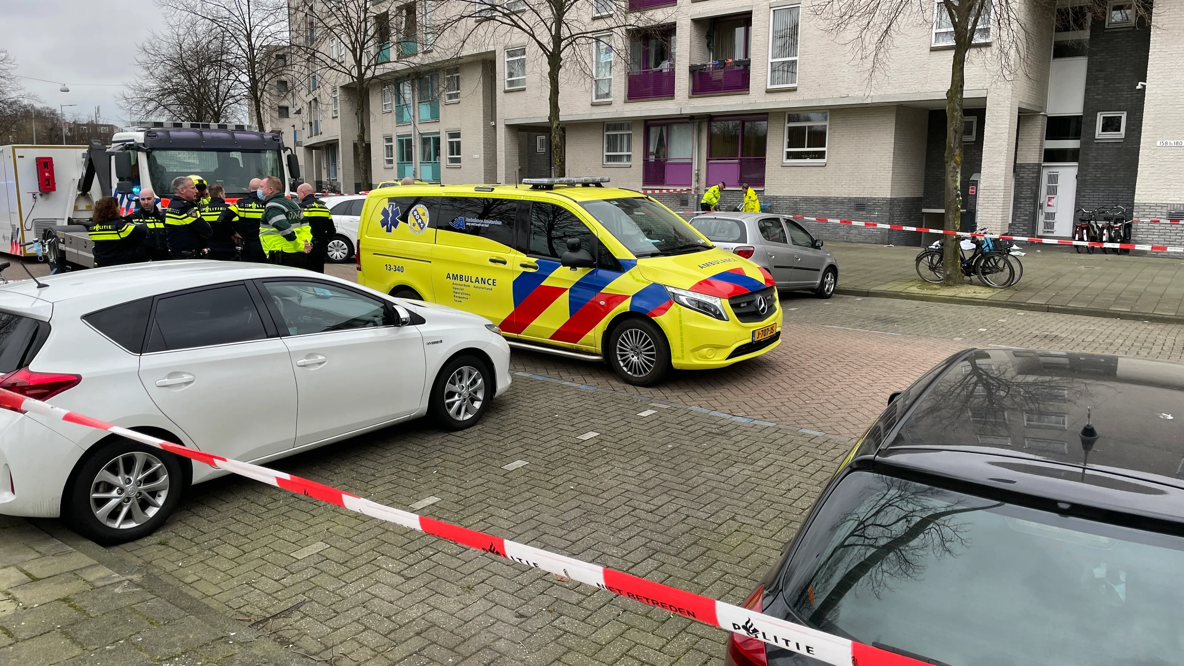 Man doodgeschoten in Amsterdam, politie start klopjacht op dader