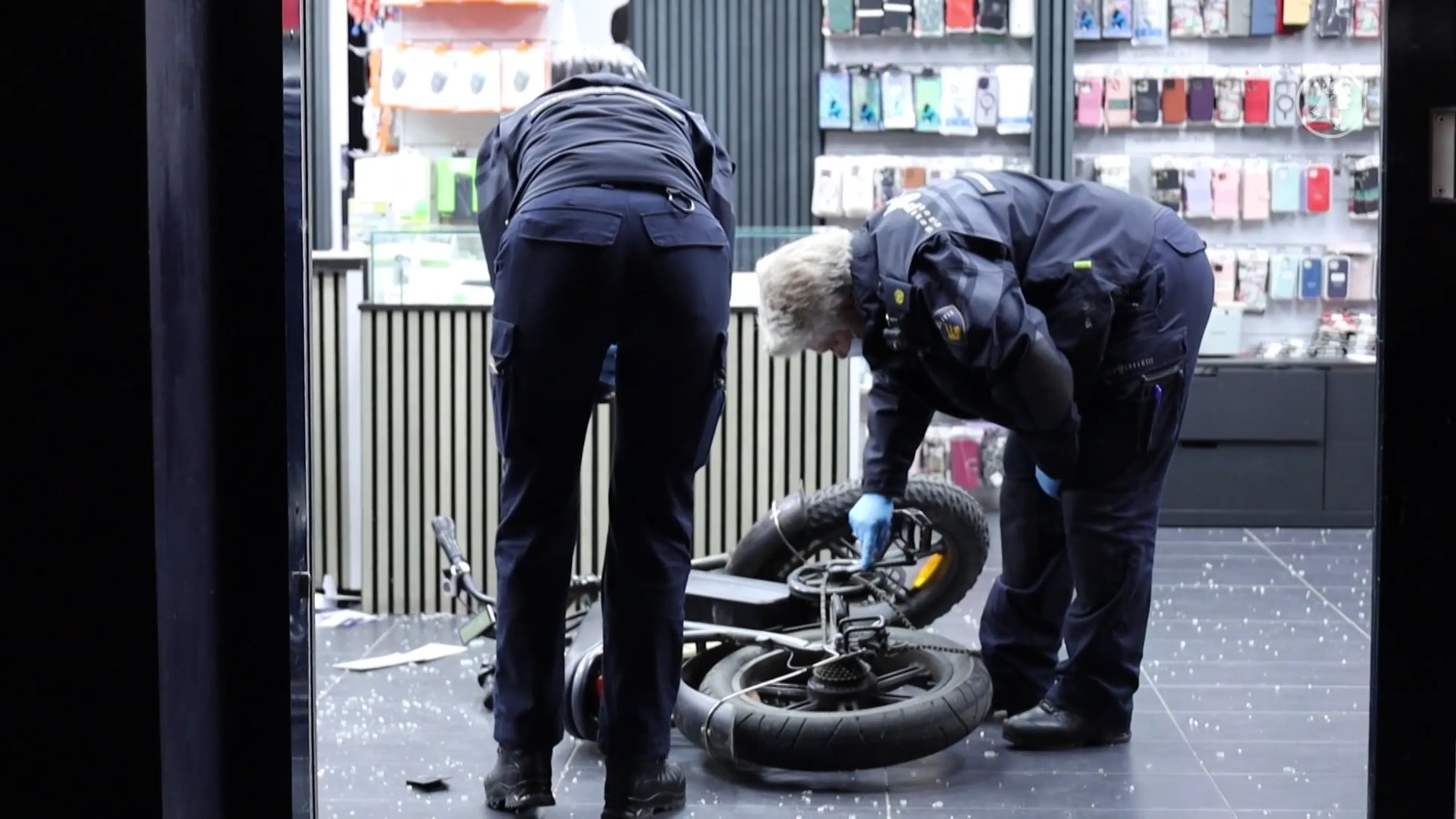Gewapende dieven overvallen telefoonzaak, laten fatbike achter