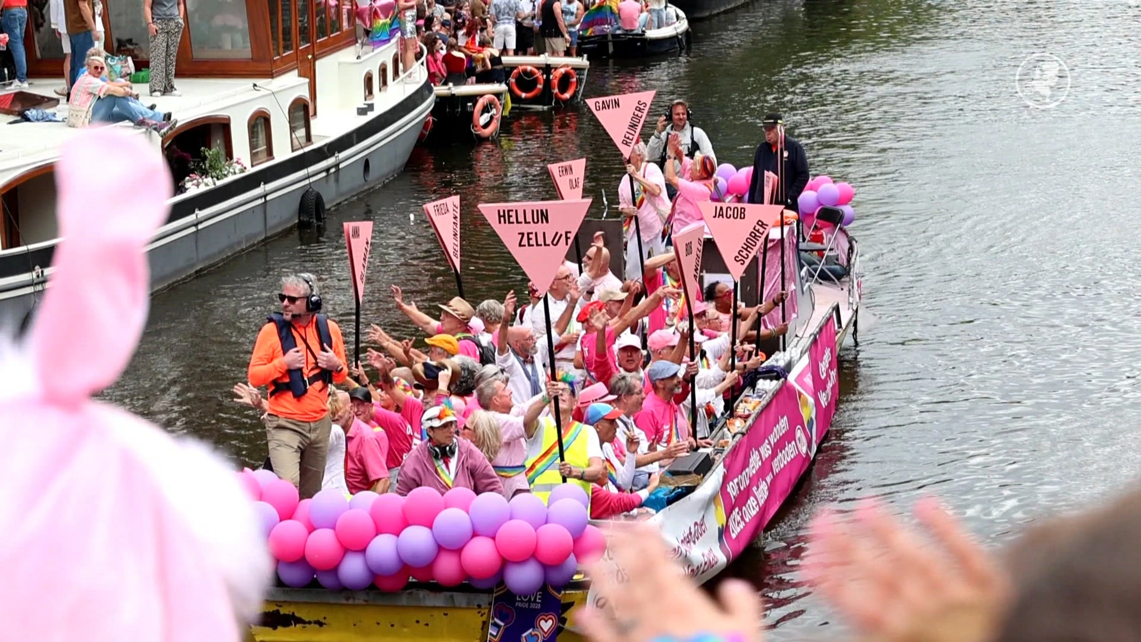 Canal Parade in Amsterdam in volle gang