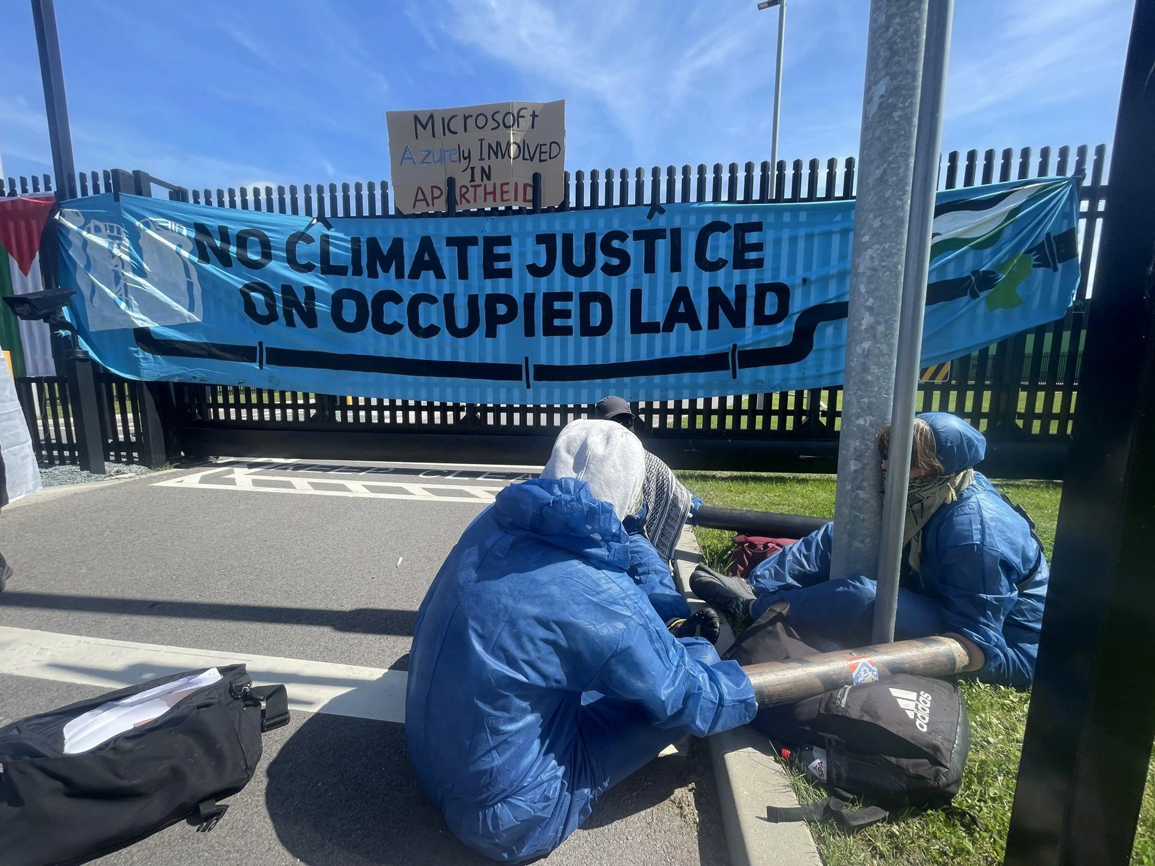 Pro-Palestijnse activisten blokkeren datacentrum Microsoft in Middenmeer