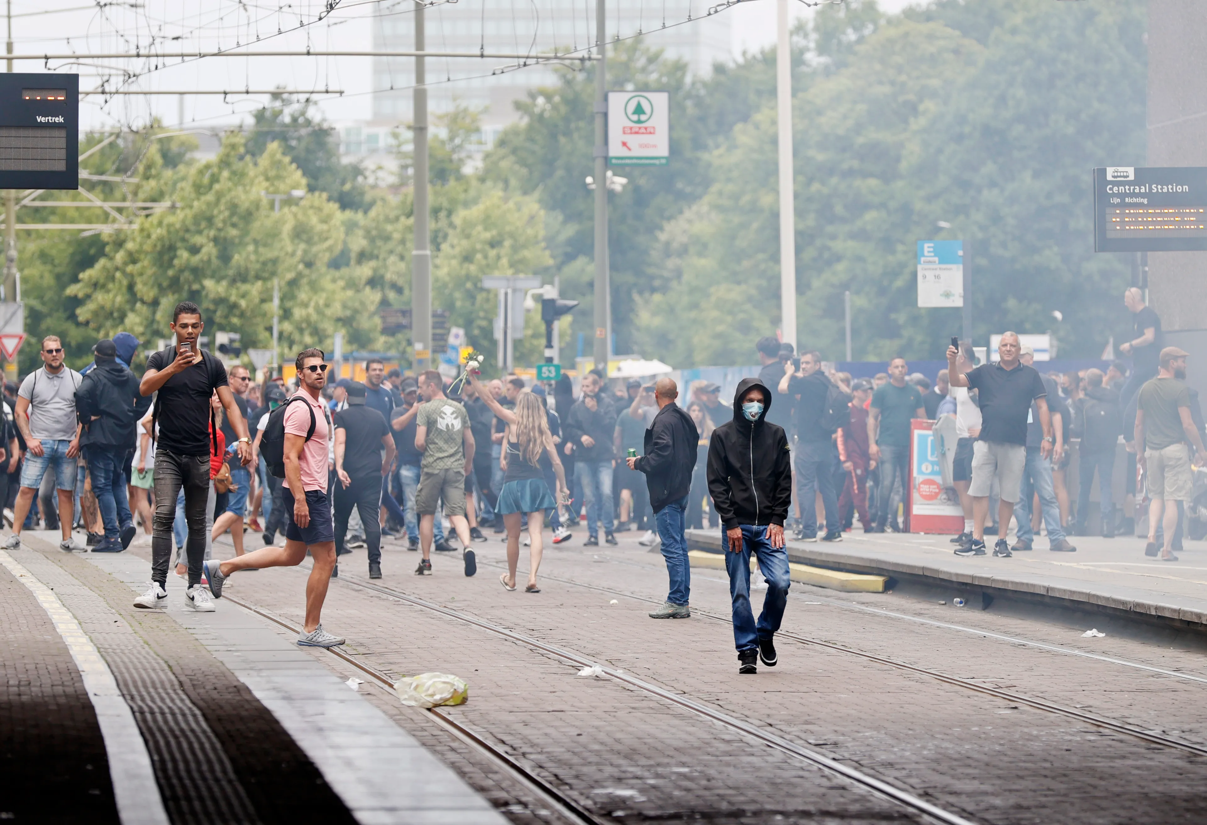 Hooligans maakten plannen om te rellen bij demonstratie in Den Haag