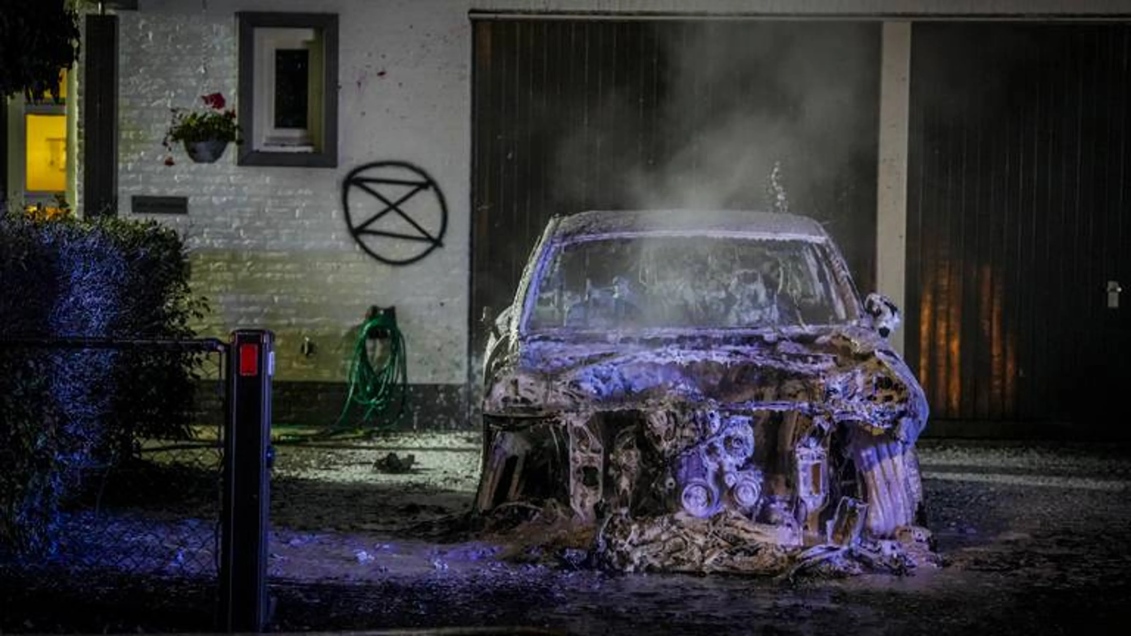 Drie autobranden in Eindhoven, logo Extinction Rebellion op huizen gespoten