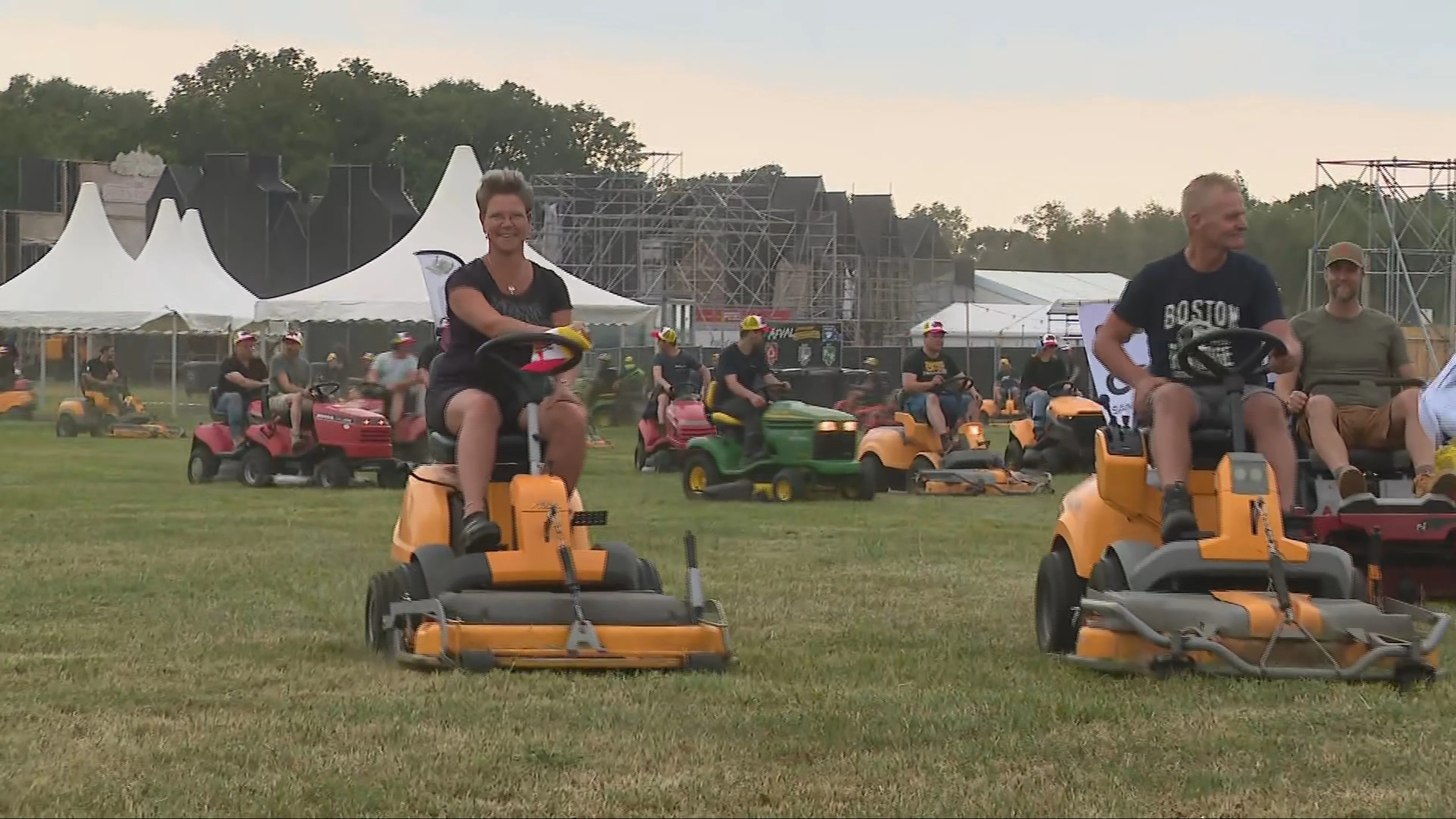 Alle zitmaaiers verzamelen: gras festivalterrein Zwarte Cross te lang