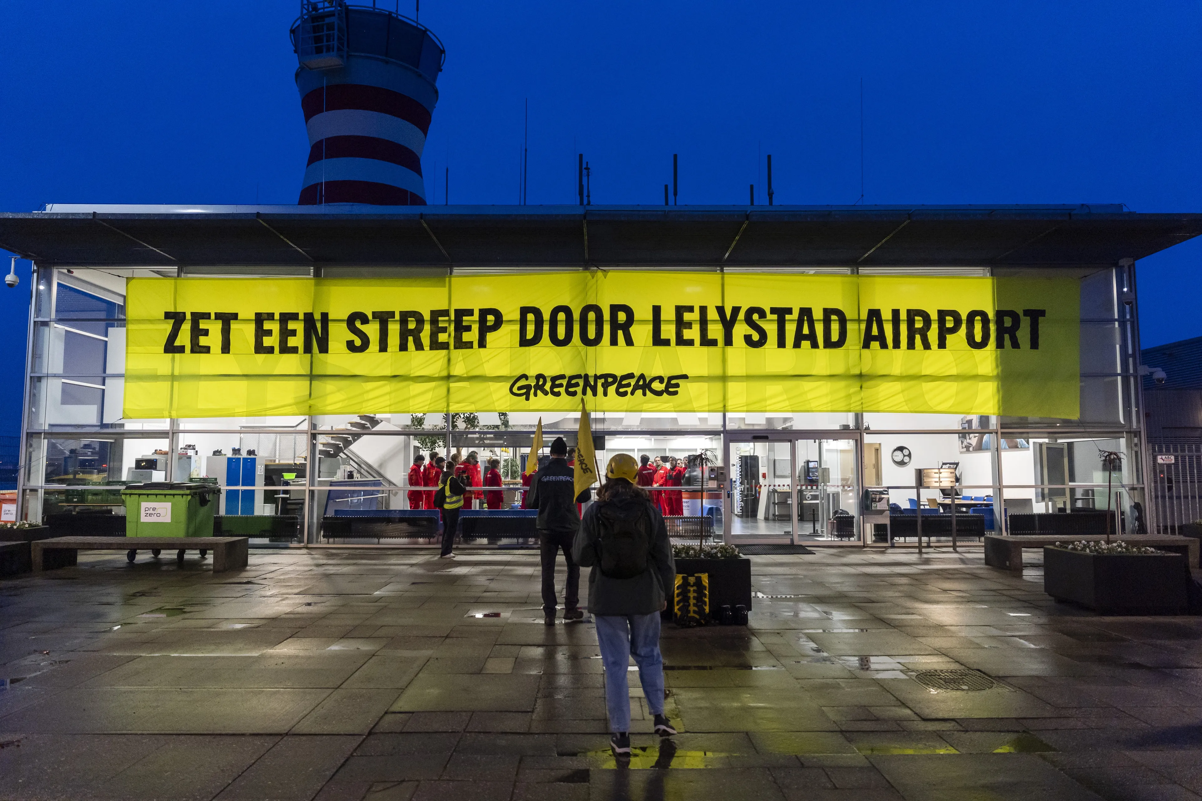 Actievoerders van Greenpeace bezetten al 24 uur Lelystad Airport
