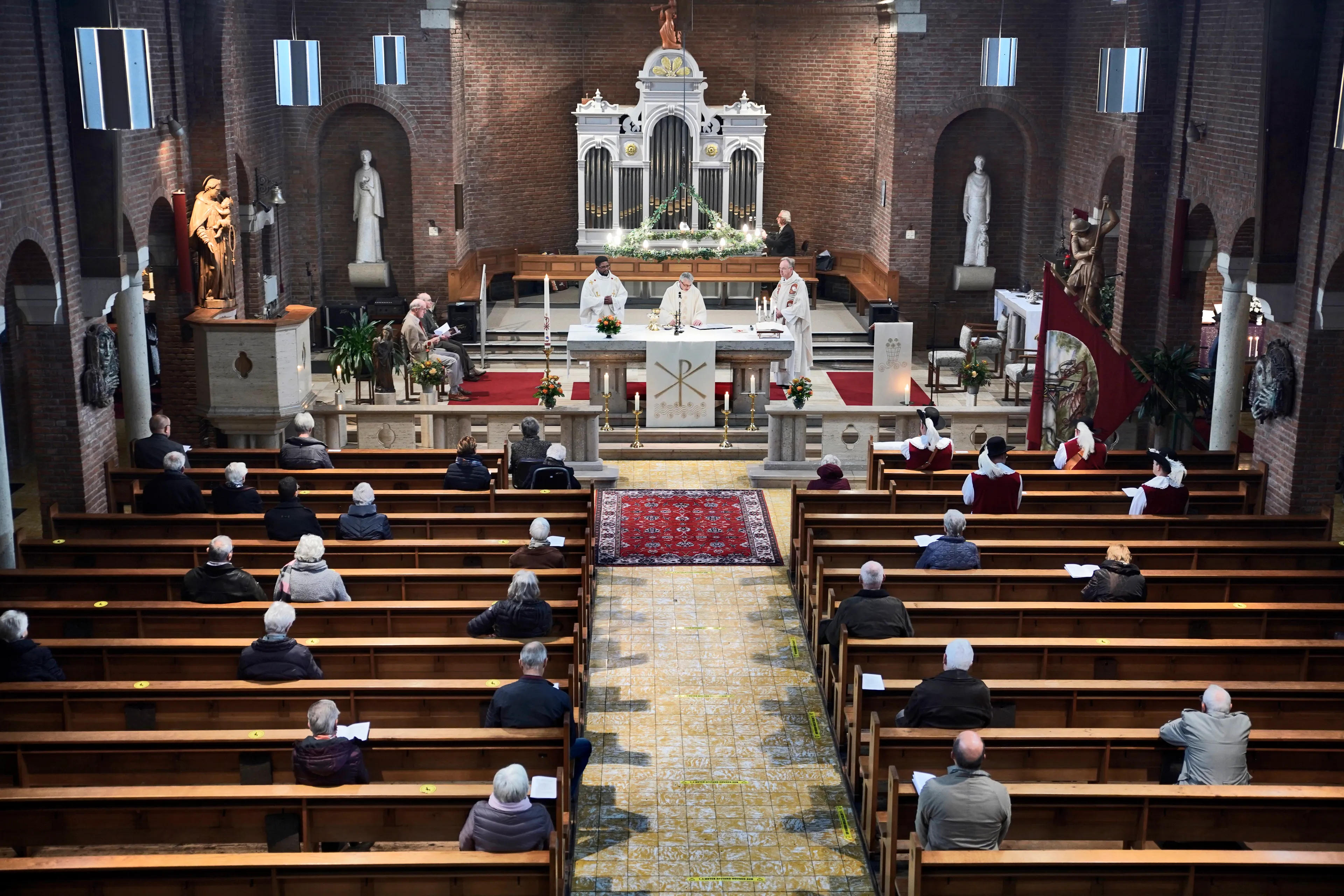 Kerk schrapt avondvieringen, geen mis op kerstavond