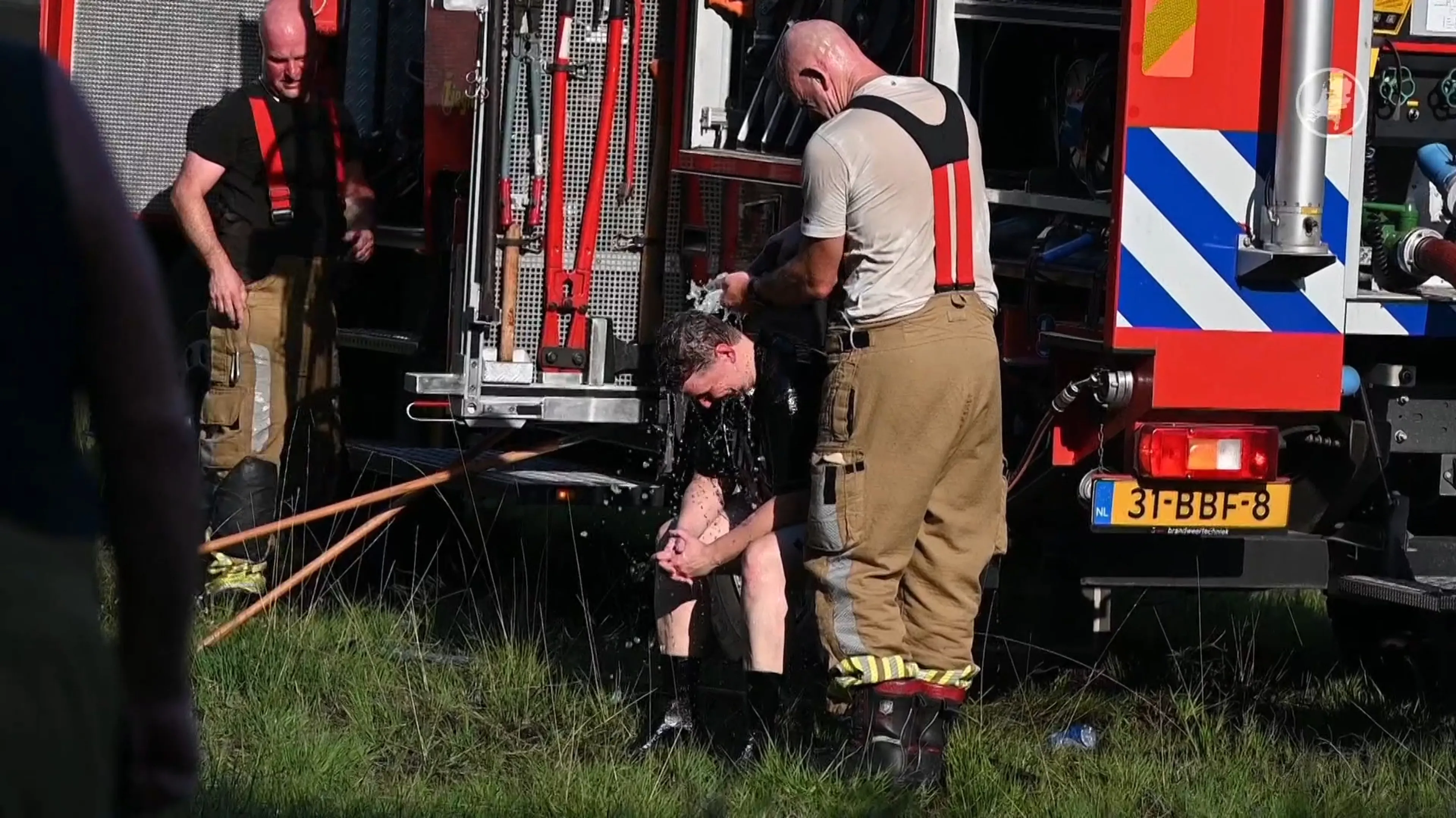 Brandweermannen zoeken verkoeling bij elkaar bij natuurbrand Goirle