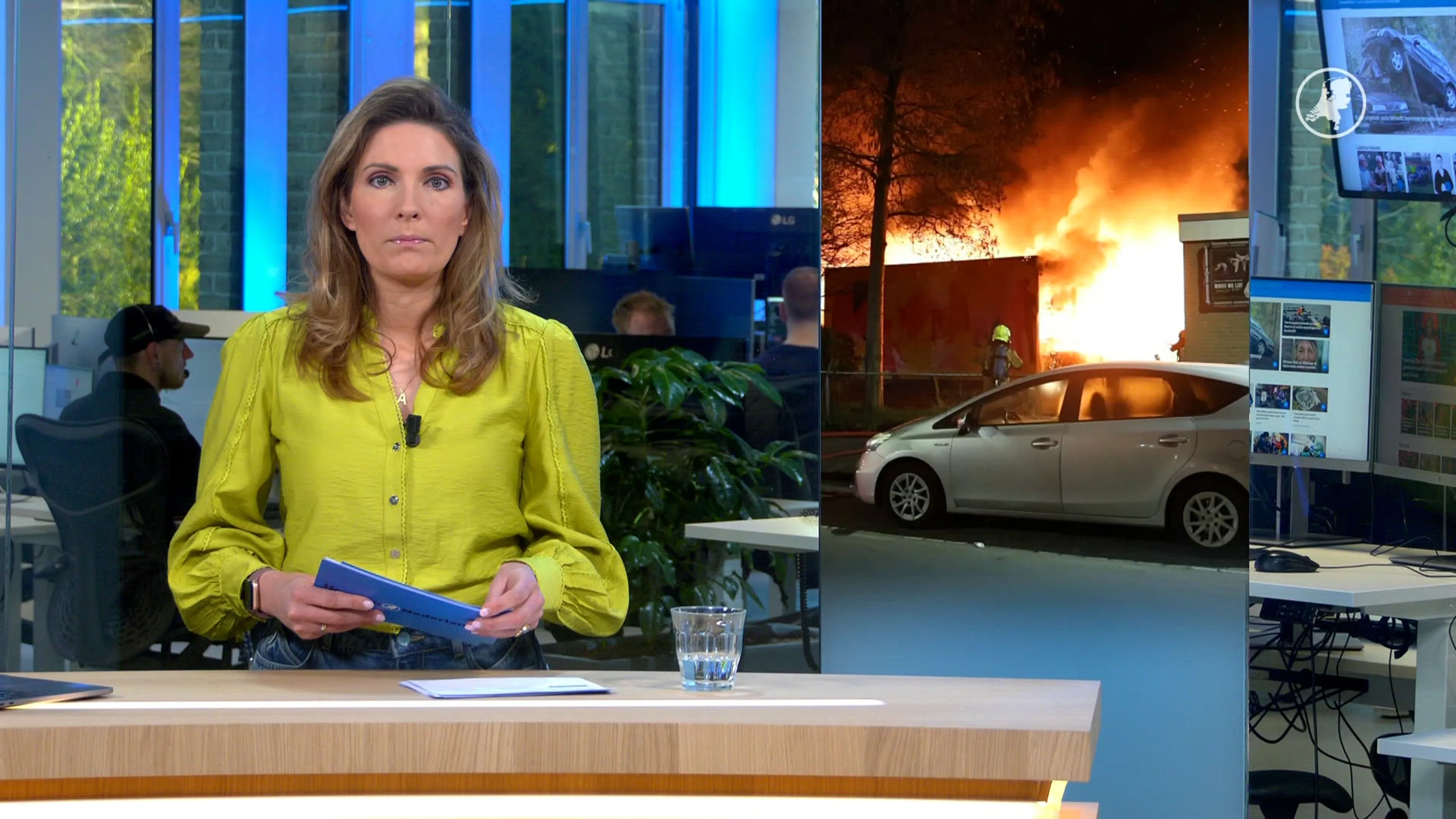 Felle uitslaande brand verwoest school in Haarlem na knal