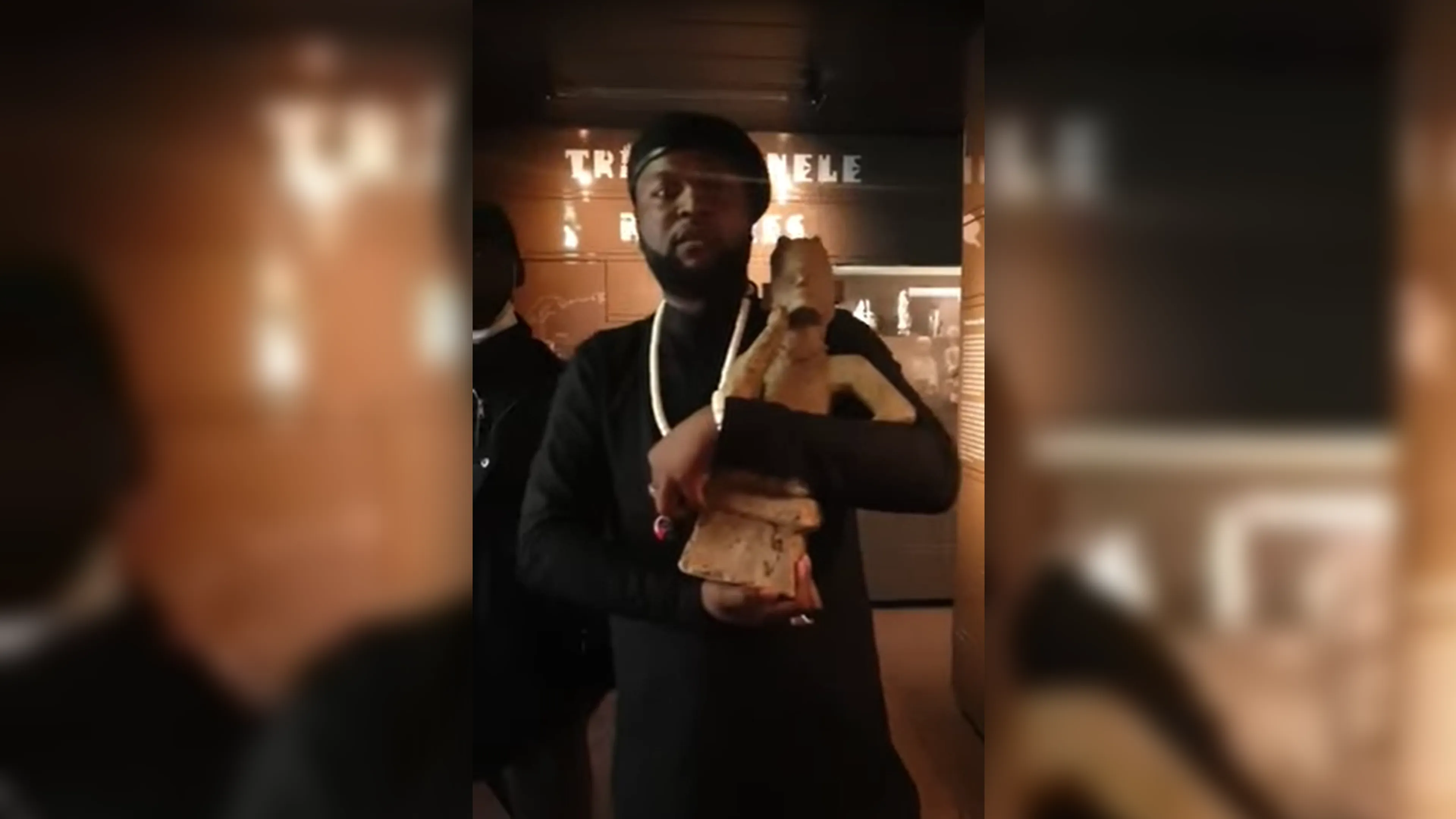 Activisten stelen beeldje uit Afrika Museum in Berg en Dal: 'We brengen alles terug naar huis'