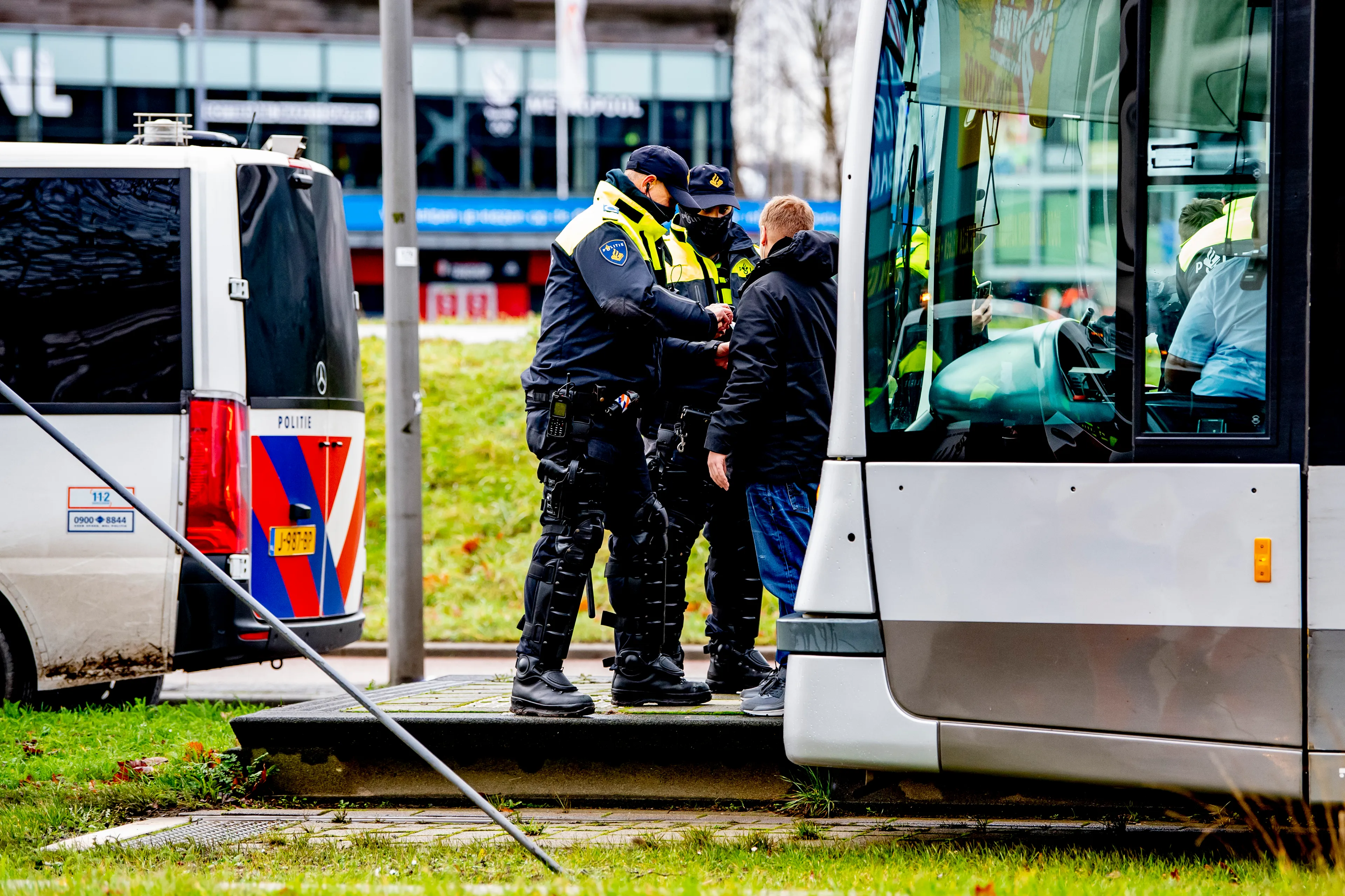 Aanhoudingen bij Kuip voor wedstrijd van Feyenoord tegen Ajax