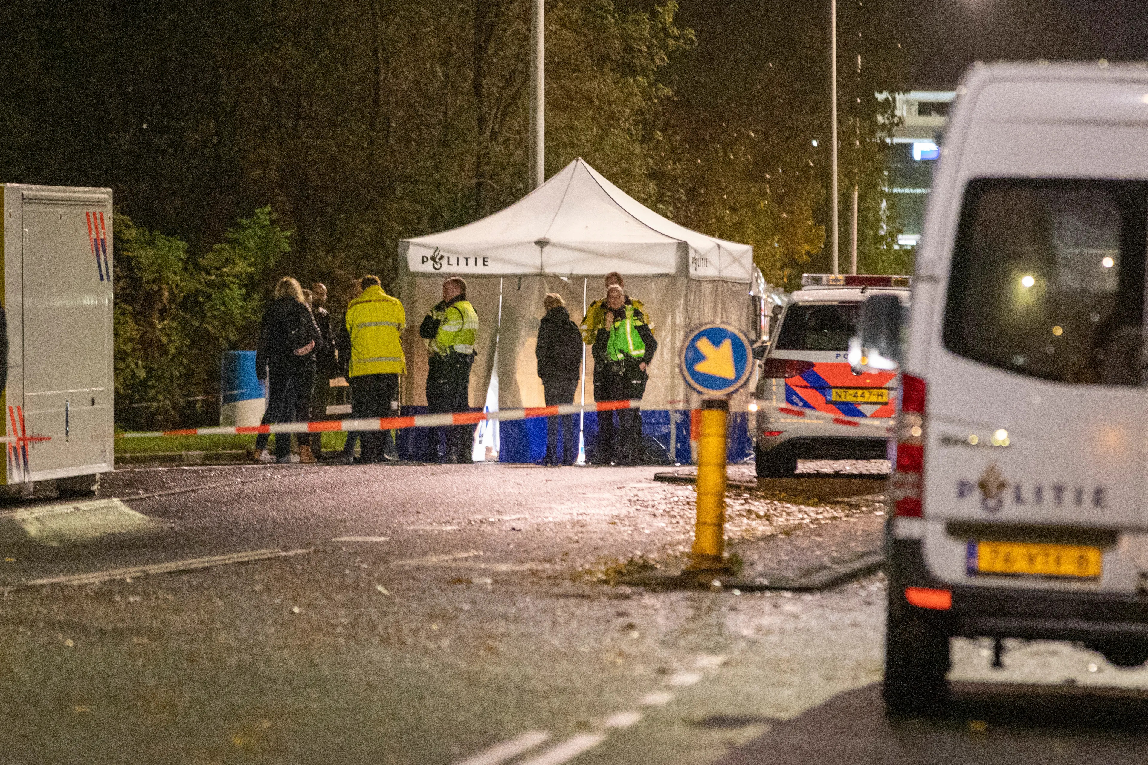 Politie zoekt 'opgepimpte' Golf na vondst dode vrouw op rijbaan in Amsterdam