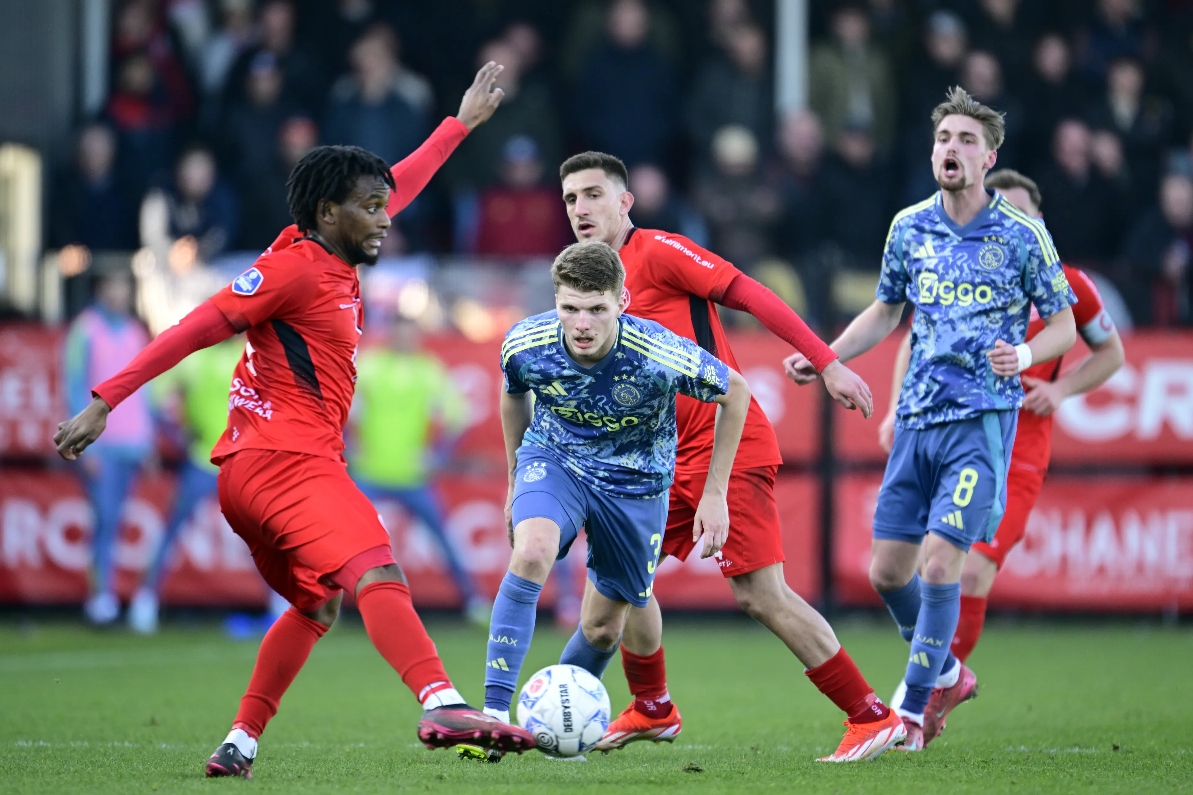Ajax ploetert zich langs Almere City en is 8 punten los