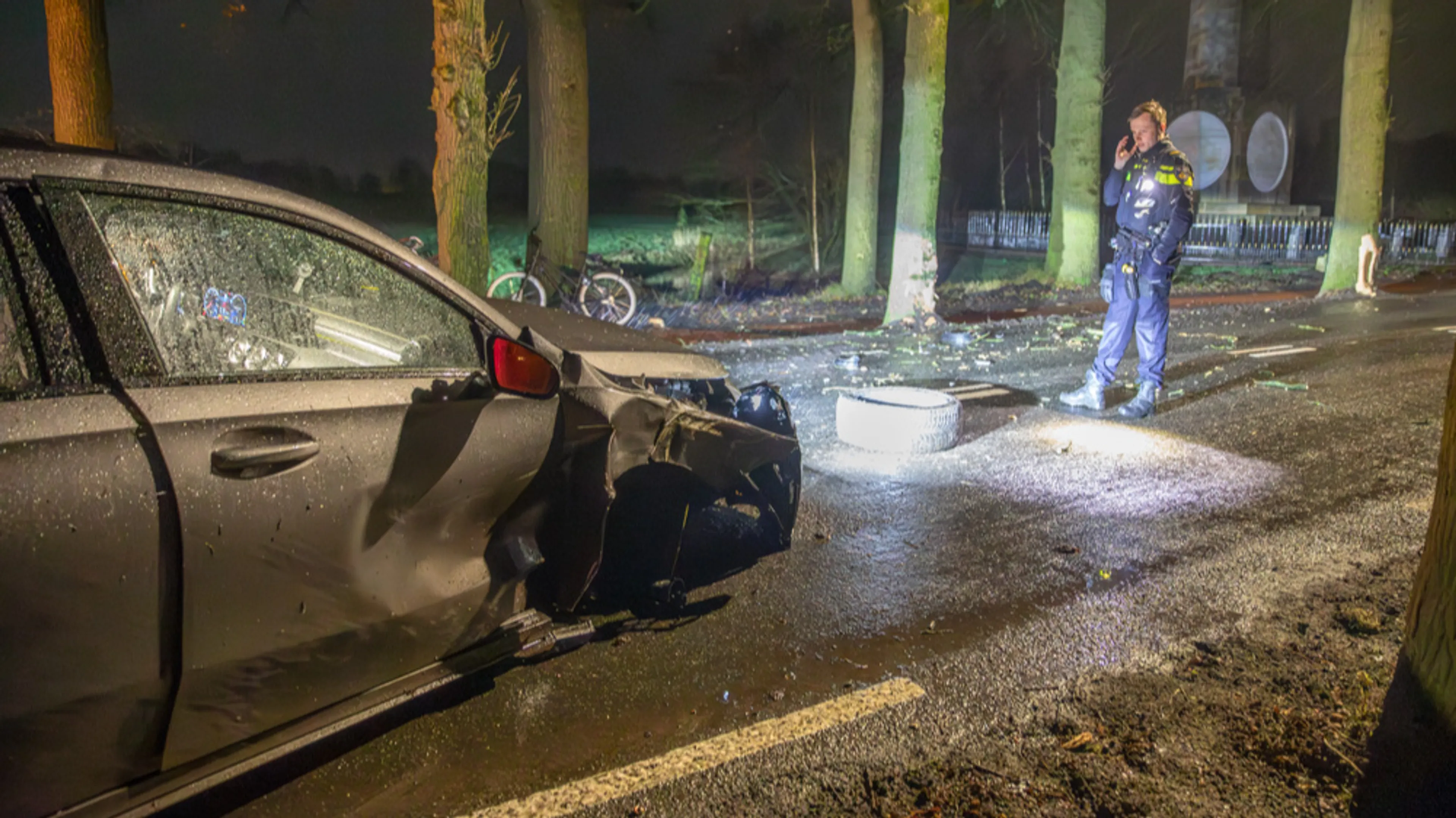 Dronken bestuurder ramt bomen en vlucht na crash in Baarn 
