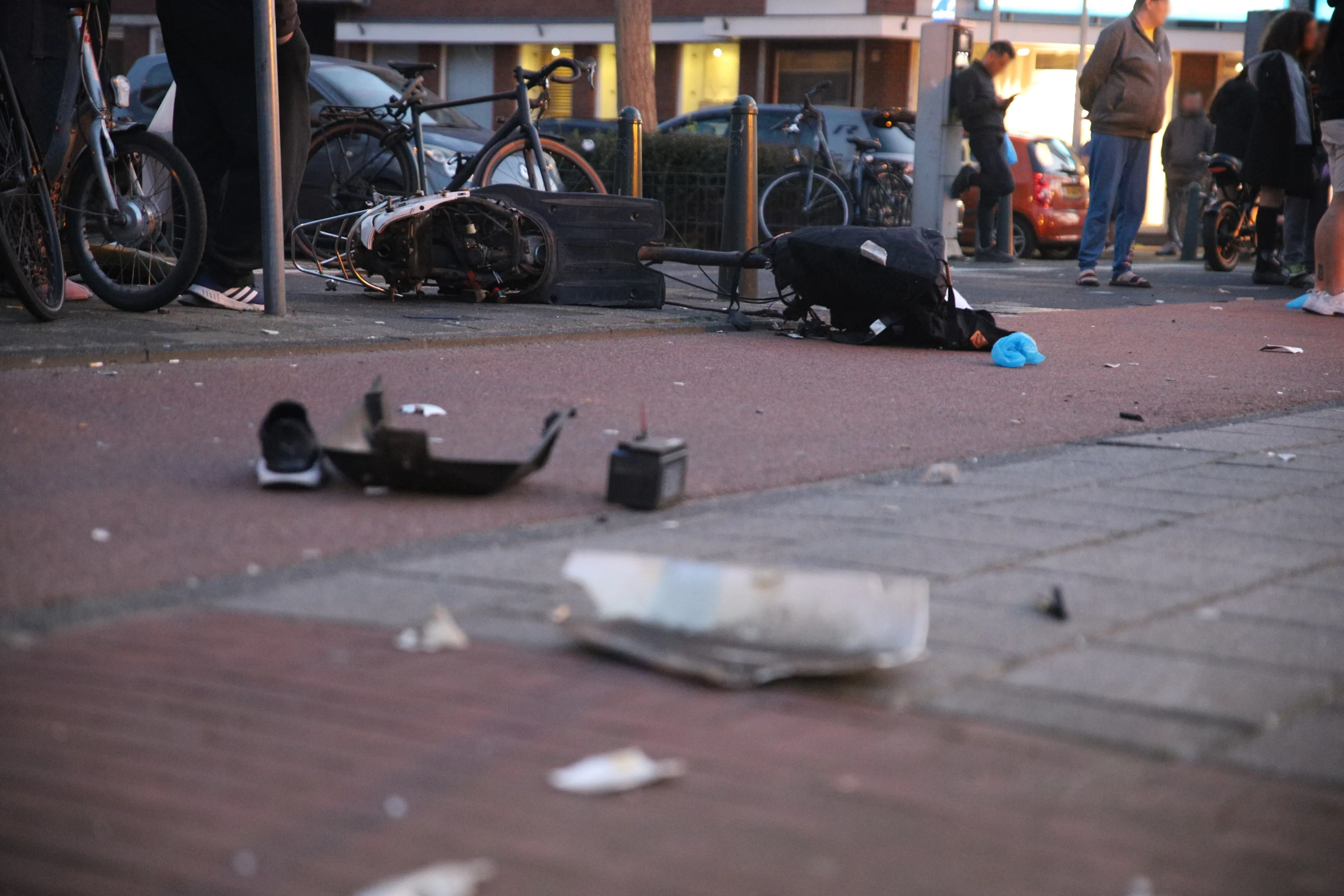 'Scooter breekt doormidden bij ongeluk Den Haag, automobilist op de vlucht'