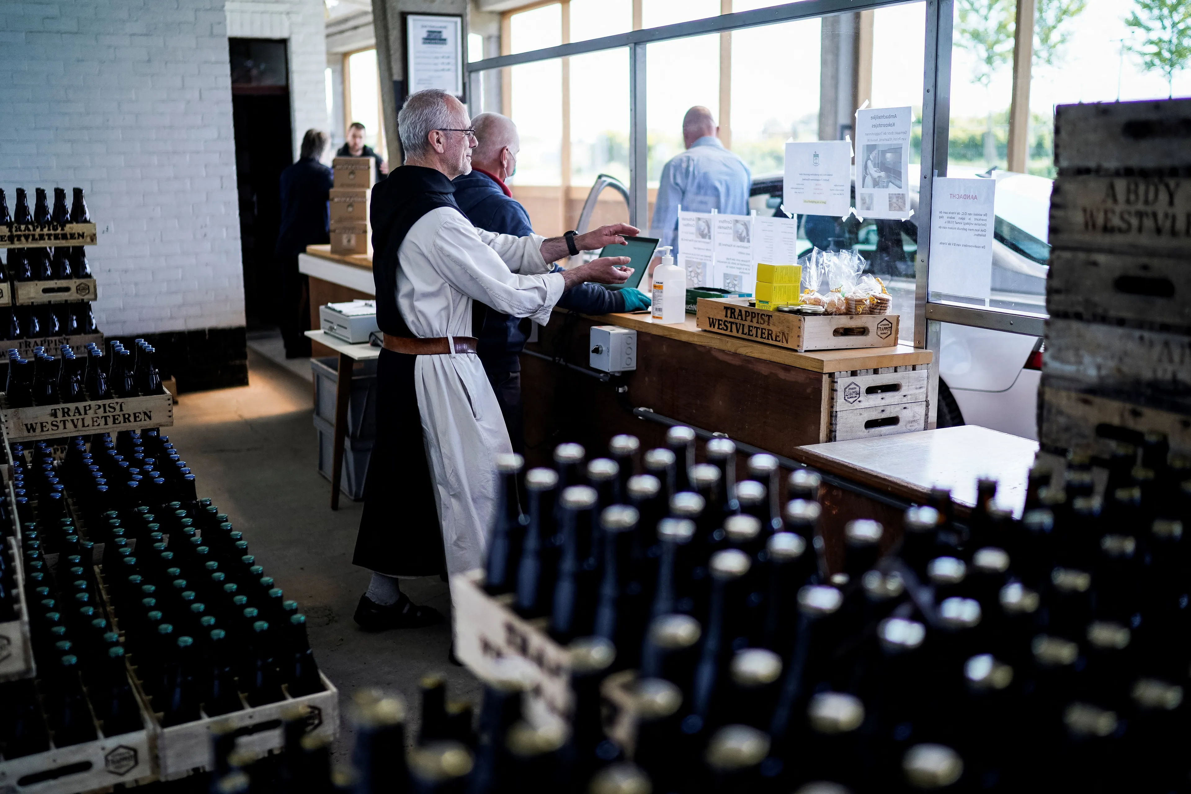 Exclusieve Westvleteren-bier binnenkort te koop bij Nederlandse slijterijen vanwege 'woekerpraktijken'
