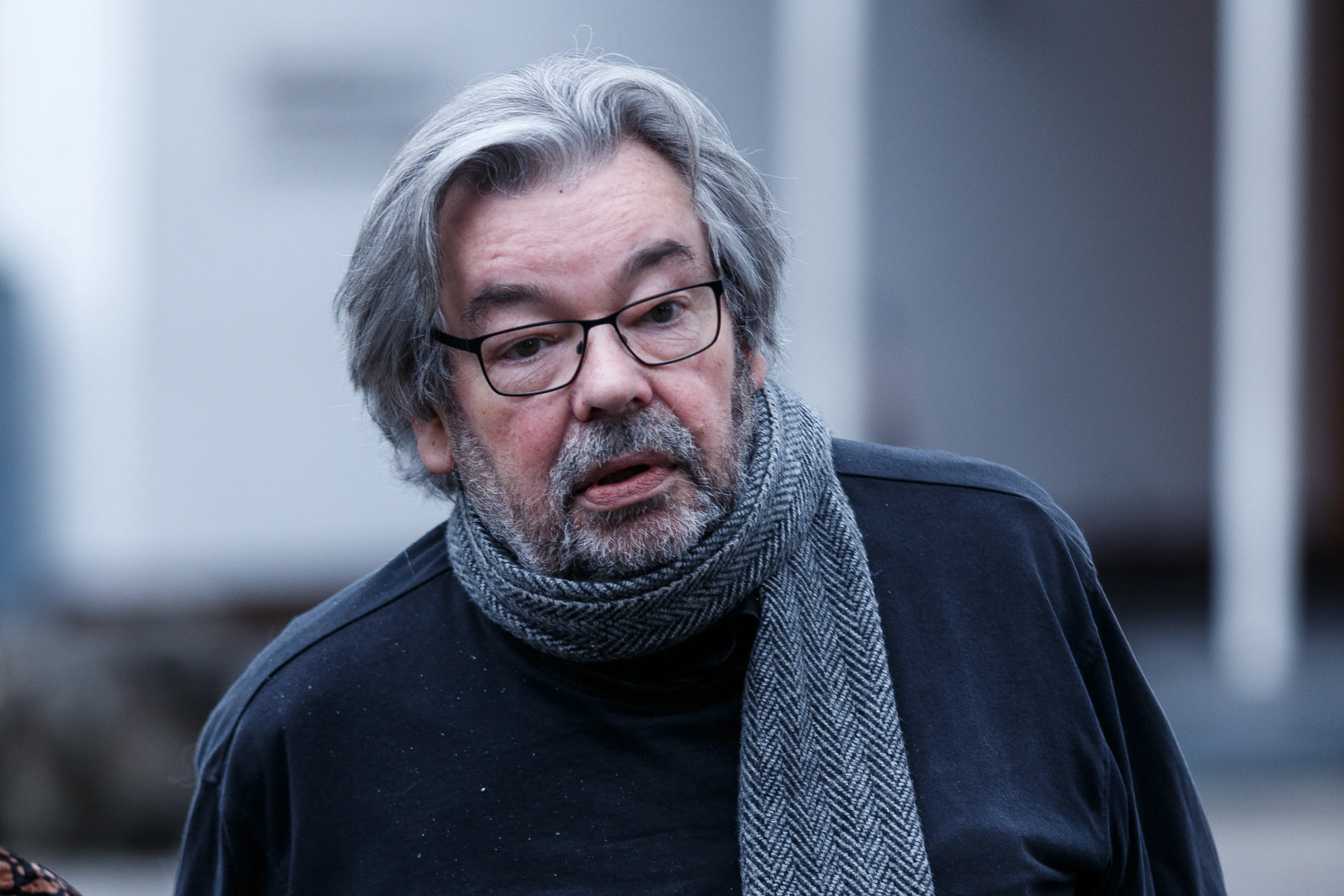 Maarten van Rossem is wachten zat en regelt zelf coronaprik