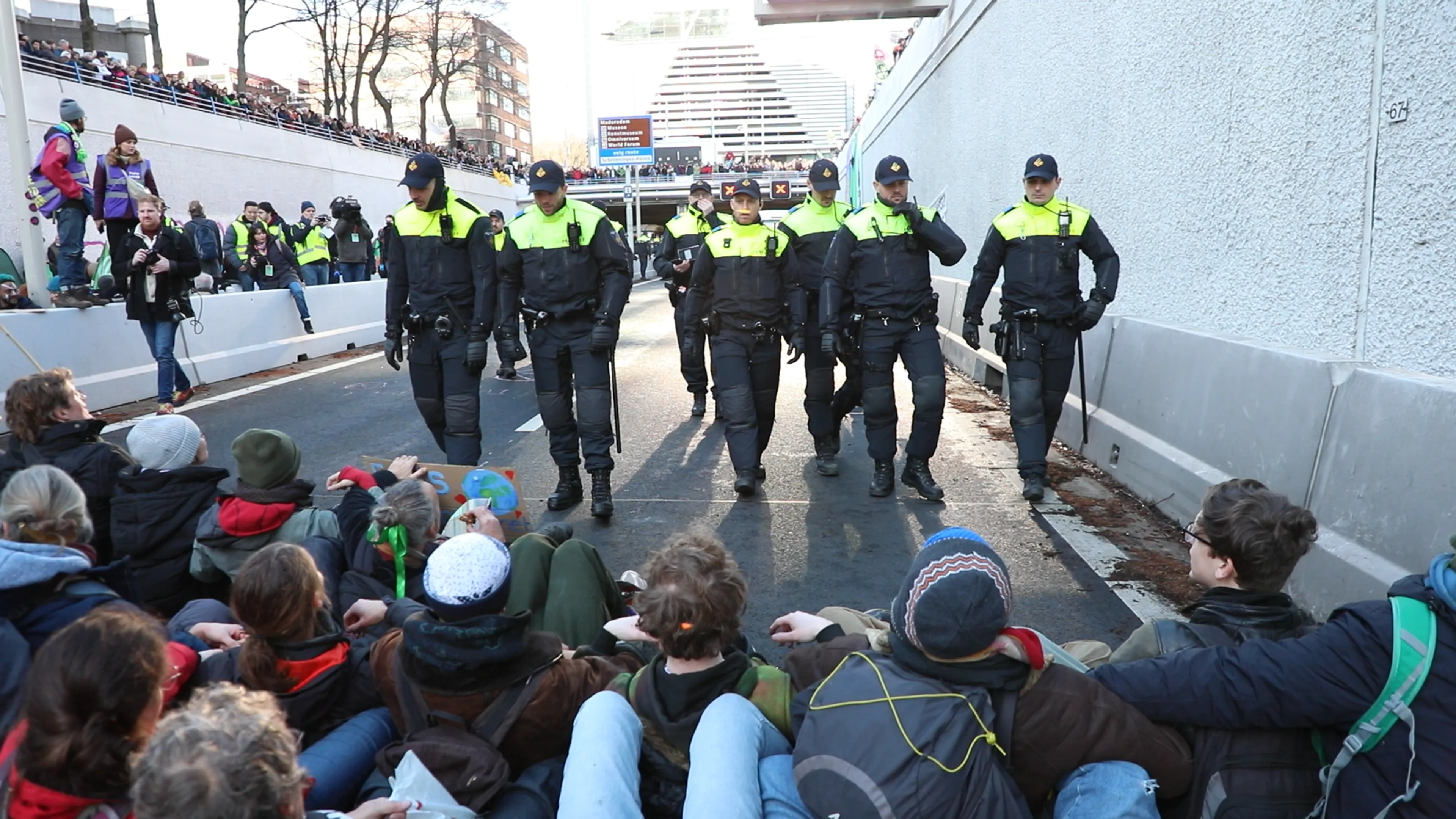 Rechter veroordeelt klimaatactivisten tot werkstraffen en boetes: 'Laakbaar gedragen'