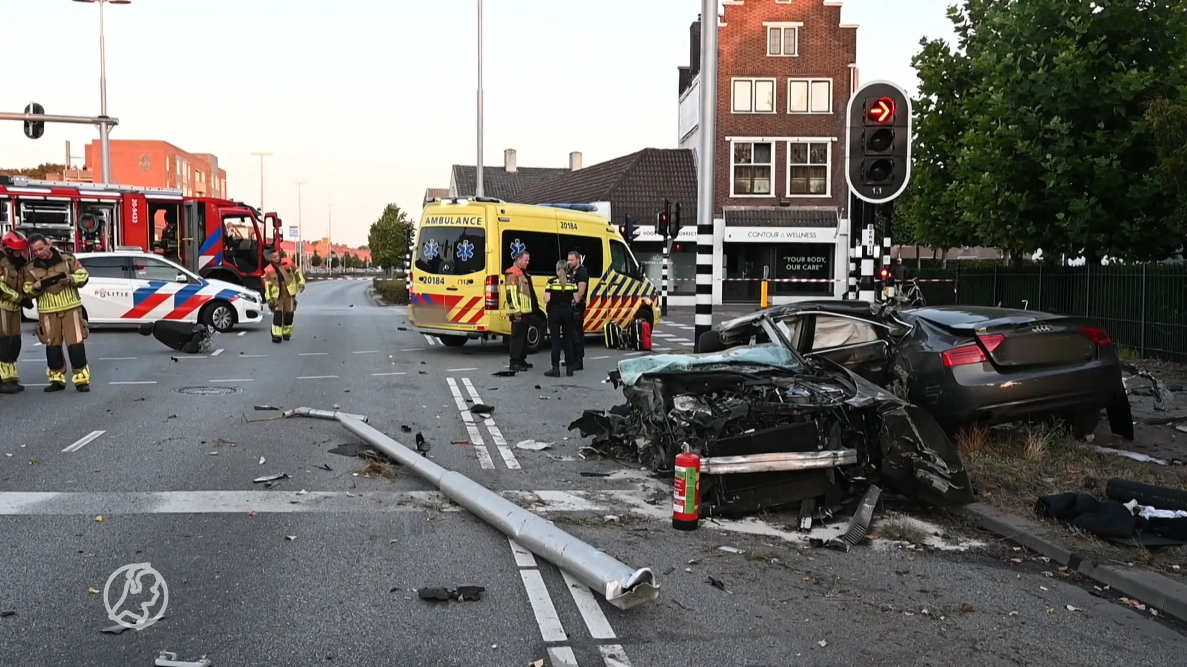 Ravage na botsing in Tilburg: auto doormidden, twee zwaargewonden