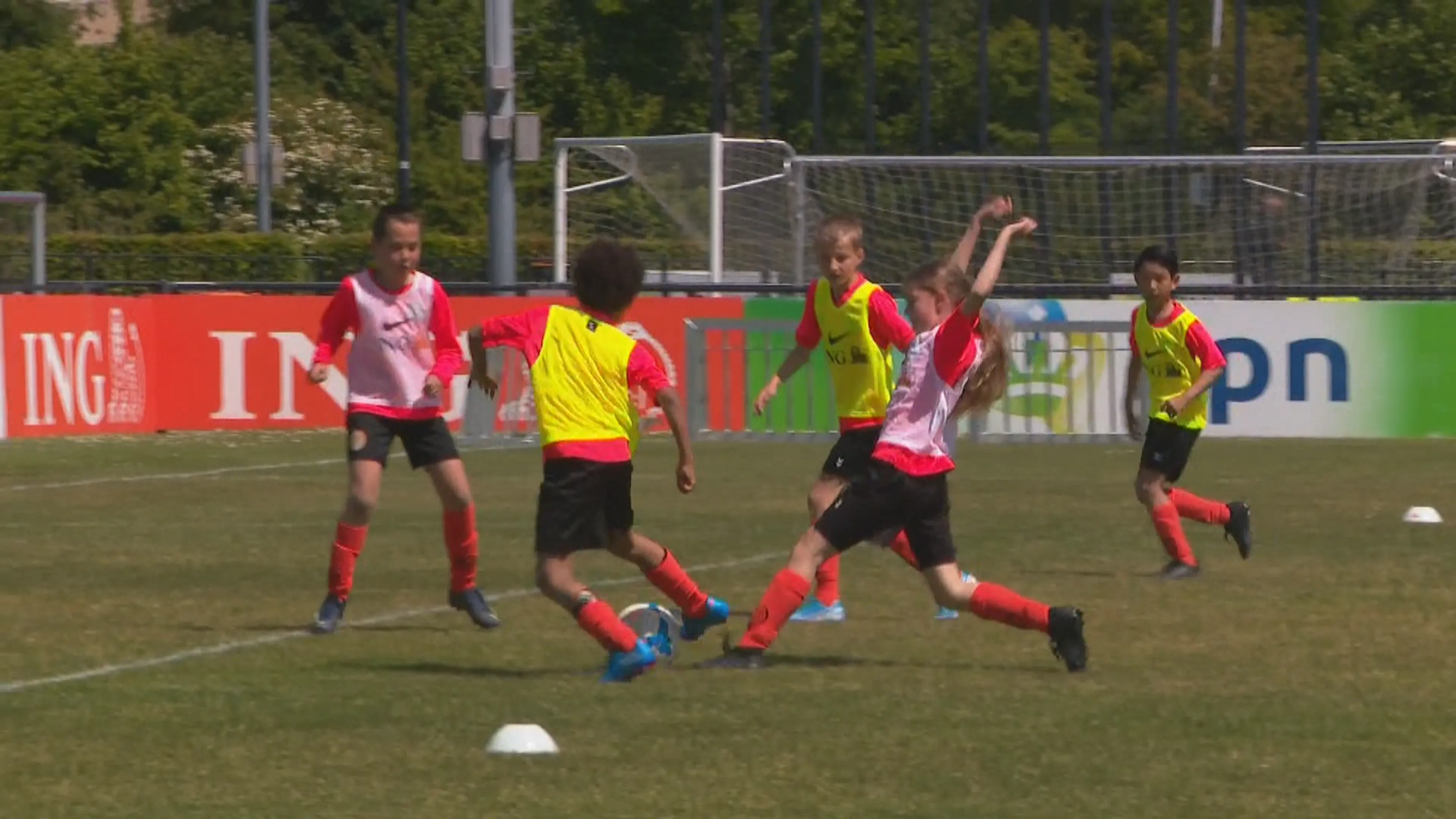 Jonge voetballers verrast met training van Oranje-coryfeeën Sarina Wiegman en Ronald de Boer