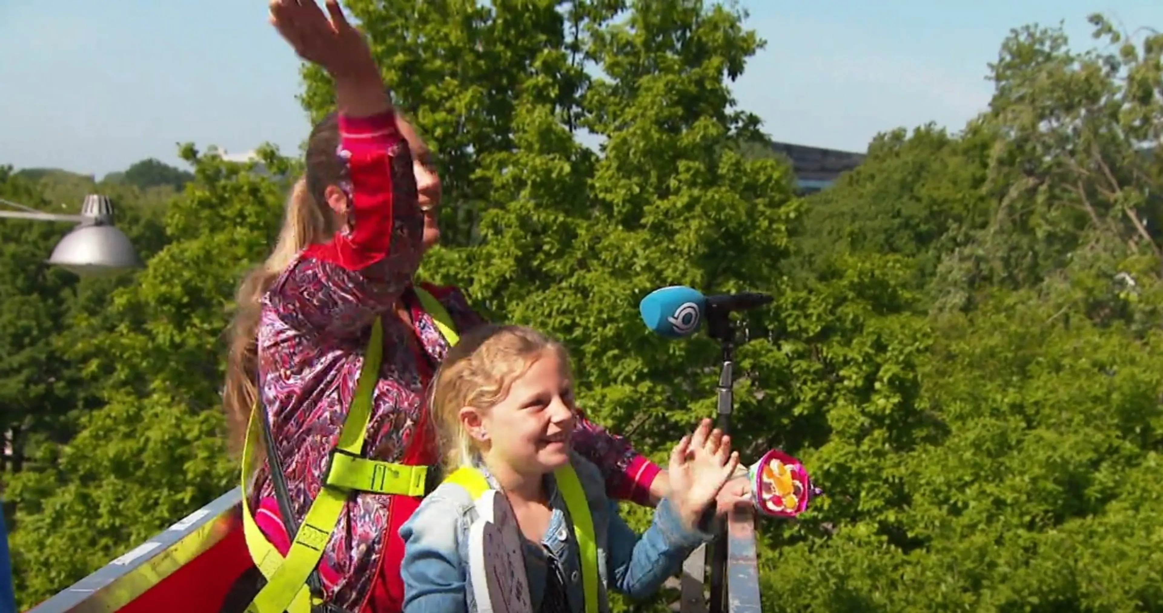 Eline stapt op hoogwerker en ziet haar zieke vriendinnetje Julie na weken weer: 'Super fijn!'