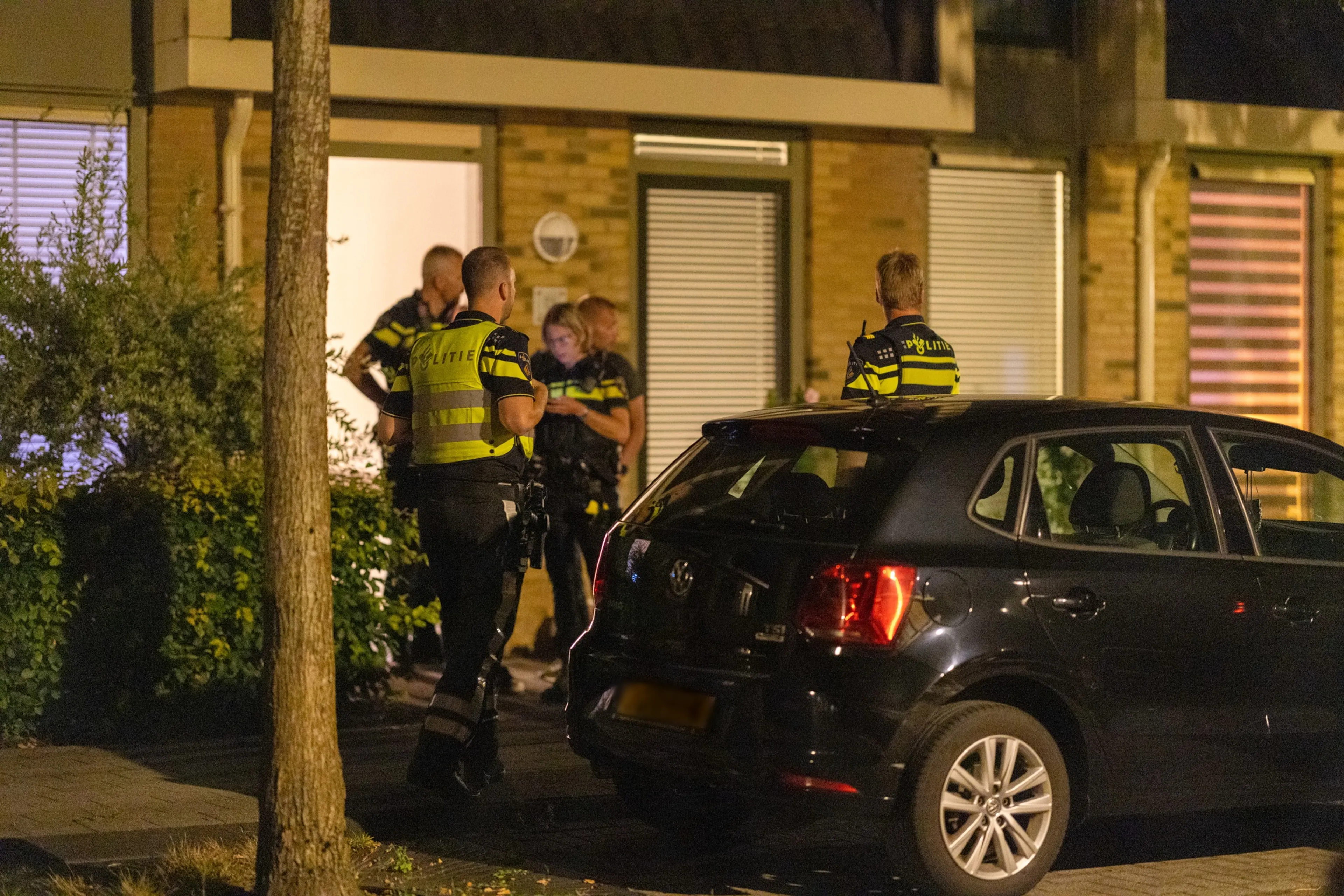Man (36) raakt gewond bij gewelddadige woningoverval en moet naar ziekenhuis