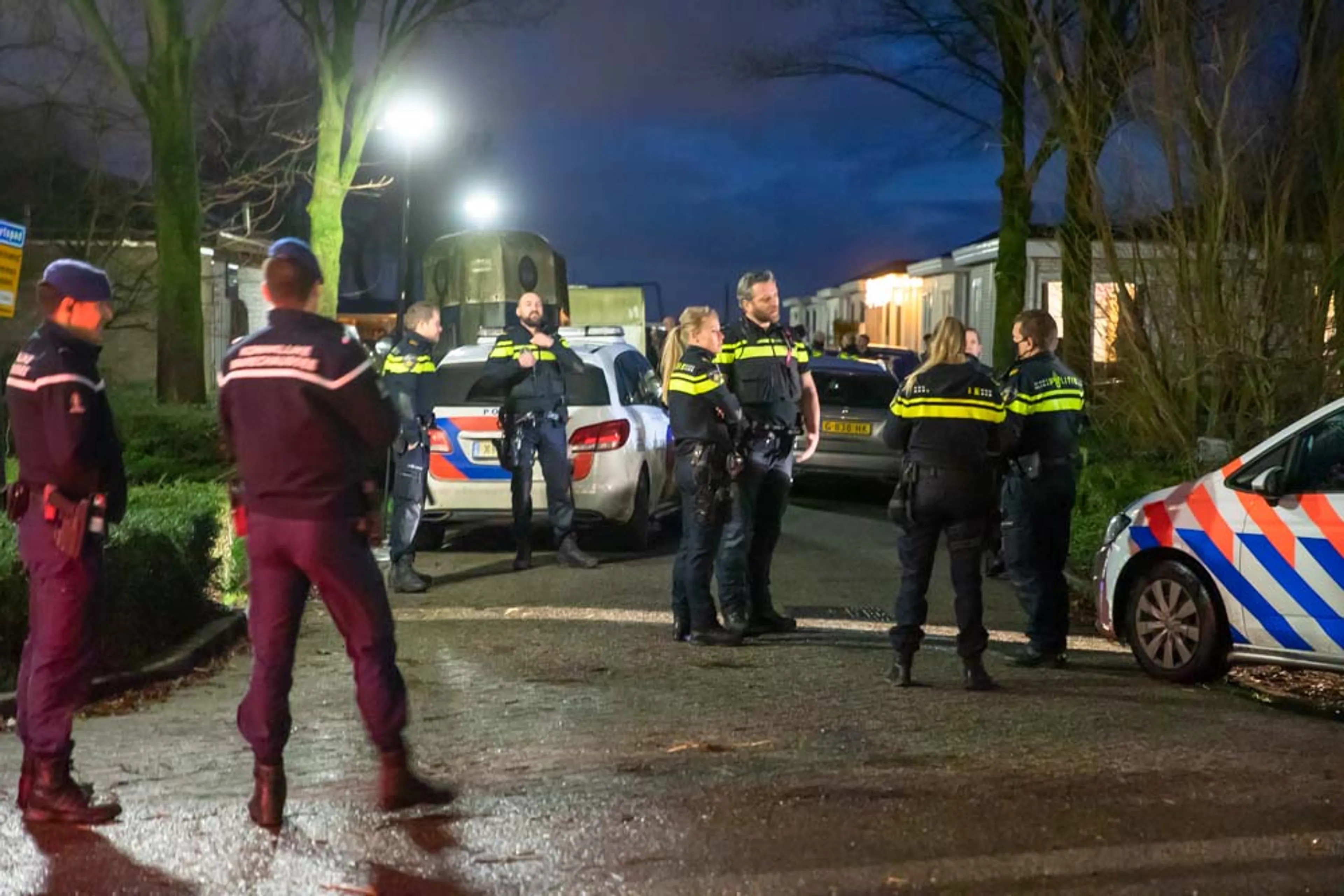 Drie agenten gewond bij ongeregeldheden in woonwagenkamp Baarn, zes mensen aangehouden