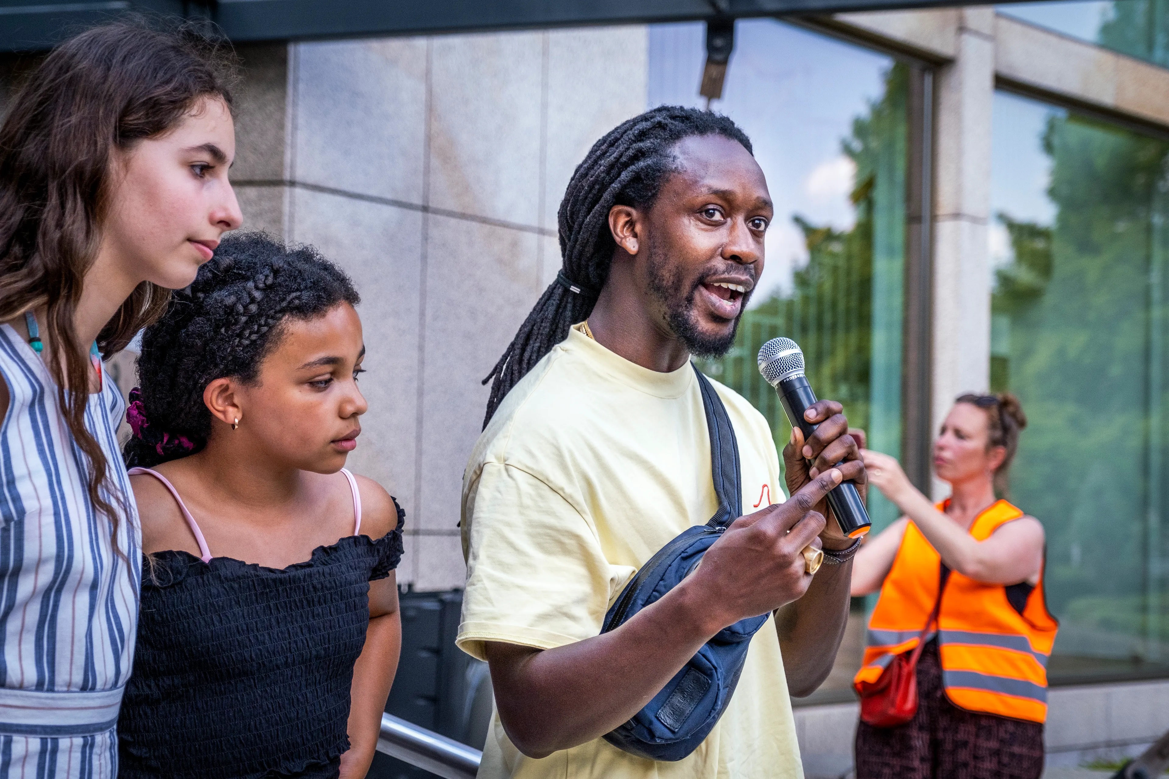 Akwasi wil grachtenpand in Amsterdam claimen: 'gebouwd over de ruggen van slaven'