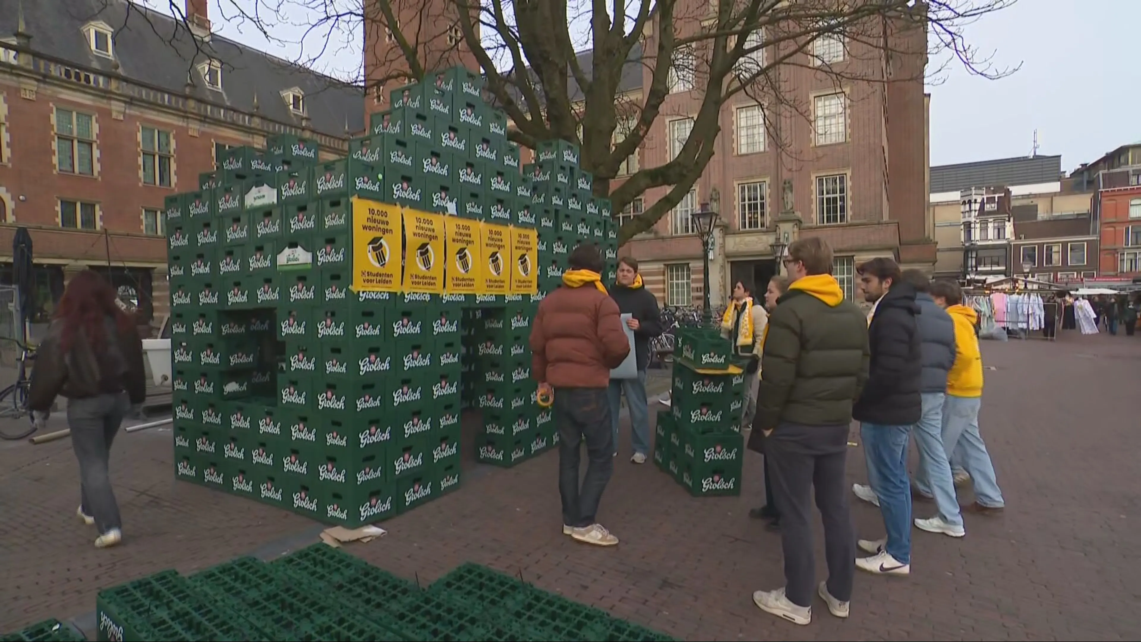 Geen kamer te krijgen, dus bouwen studenten maar huizen van bierkratten