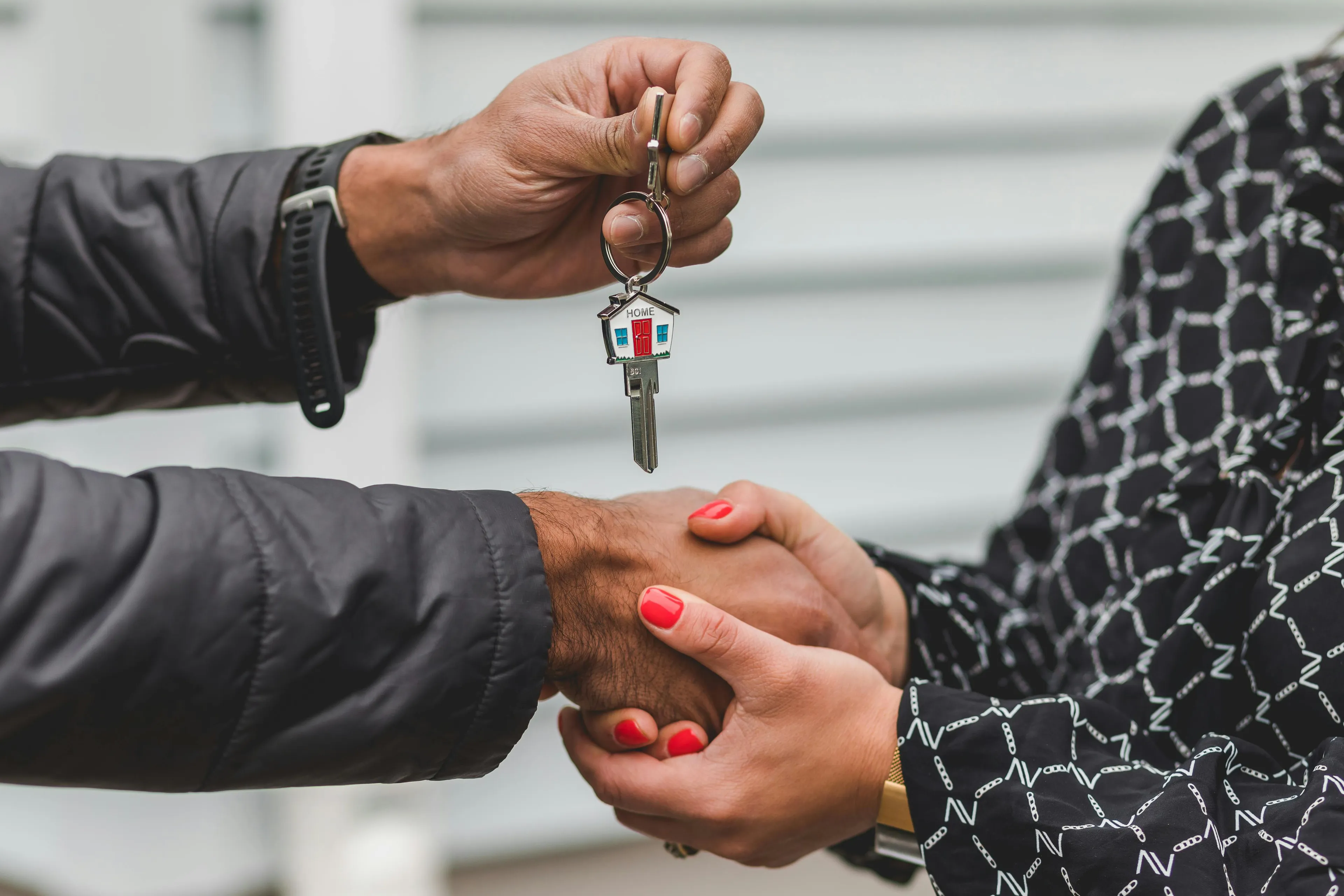 Ambtenaar die familie gratis in daklozenwoningen liet wonen, moet tonnen schadevergoeding betalen