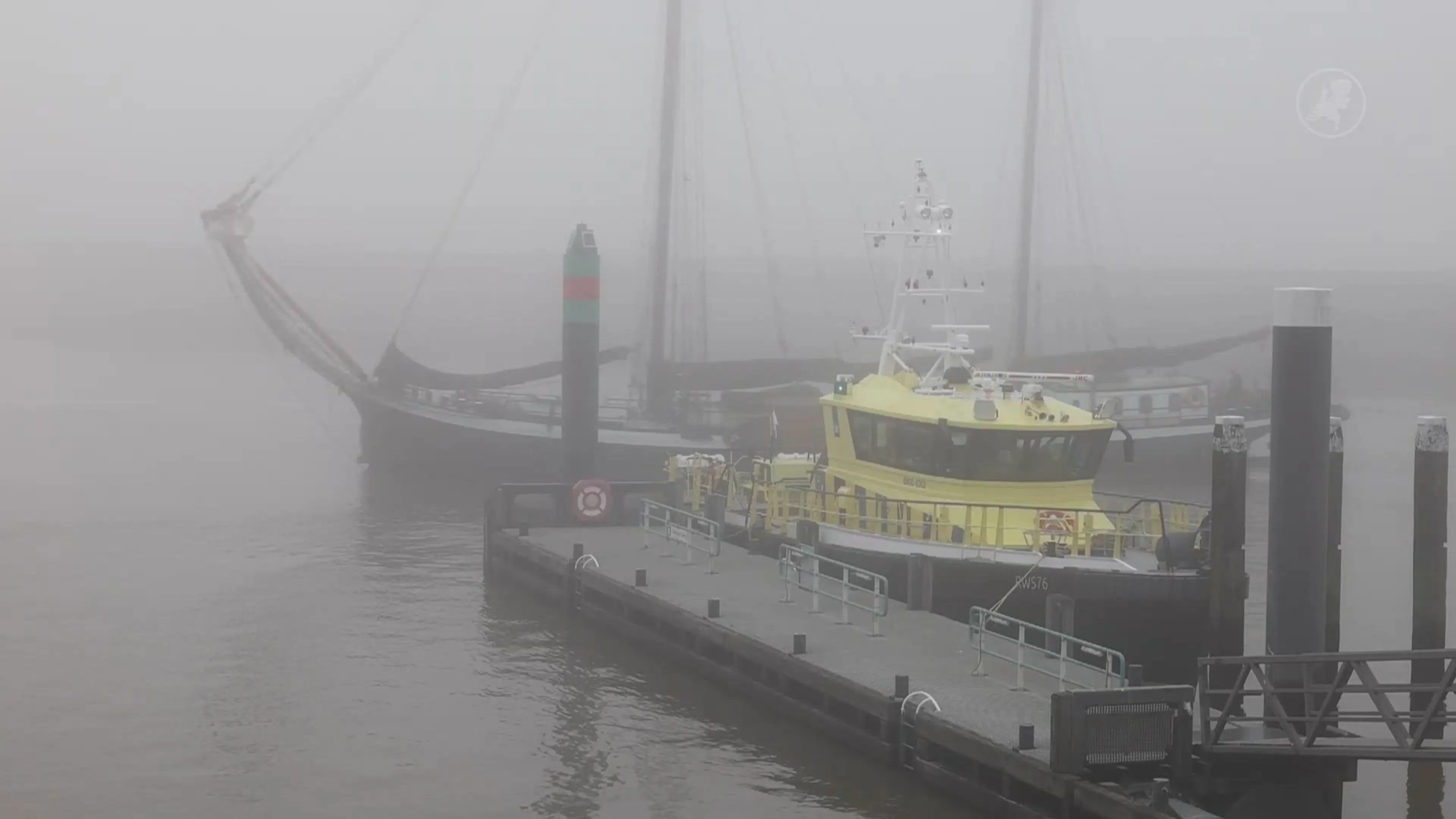 Rijkswaterstaat haalt boten in de mist zonder rader binnen: 'Gevaarlijk'