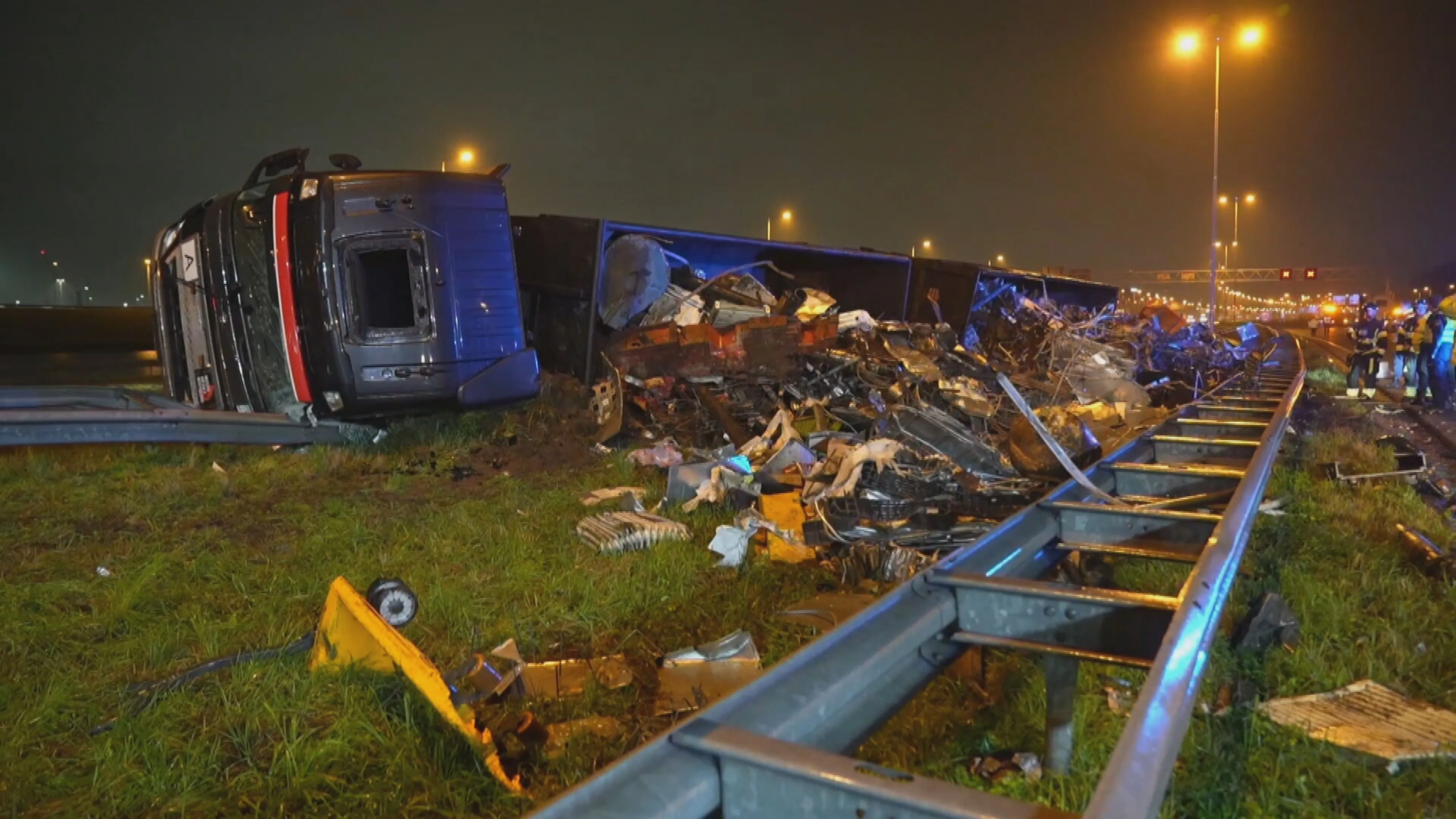 A15 bij knooppunt Benelux deels weer open na kantelen truck