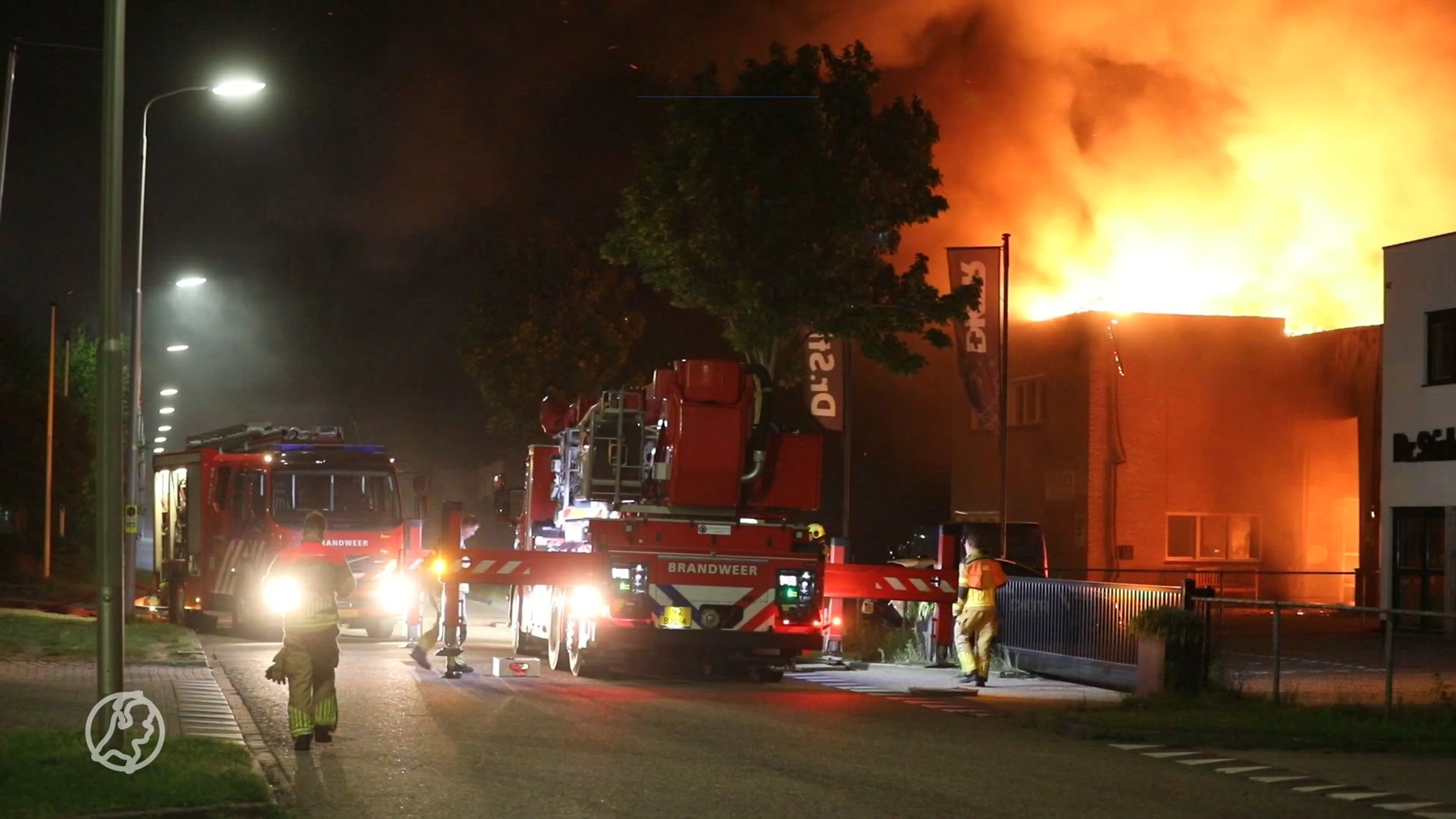Roosendaal opgeschrikt door enorme brand: loods van 1000 m2 compleet verwoest