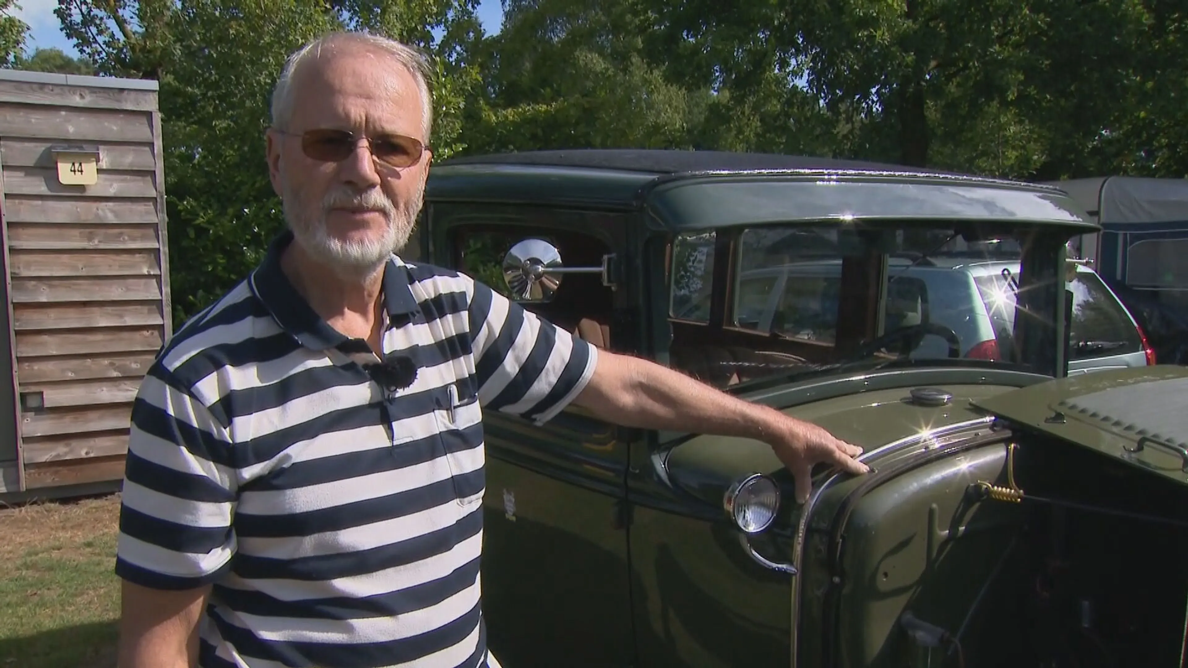 ZIEN: Wim heeft auto en caravan van bijna 100 jaar oud 'Echt een oud bakkie'