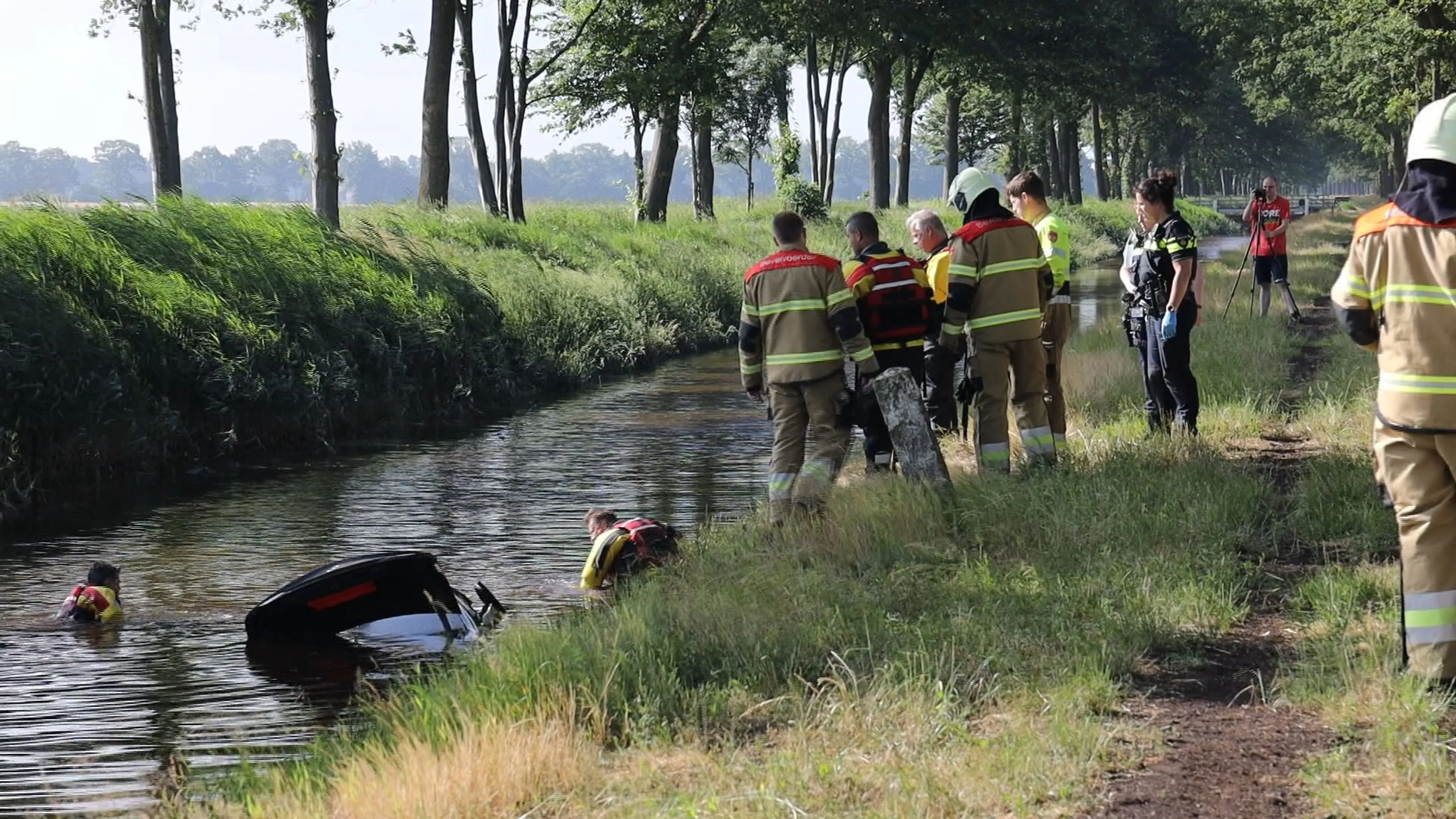  Auto rijdt water in bij Brabants dorp, bestuurder komt om het leven