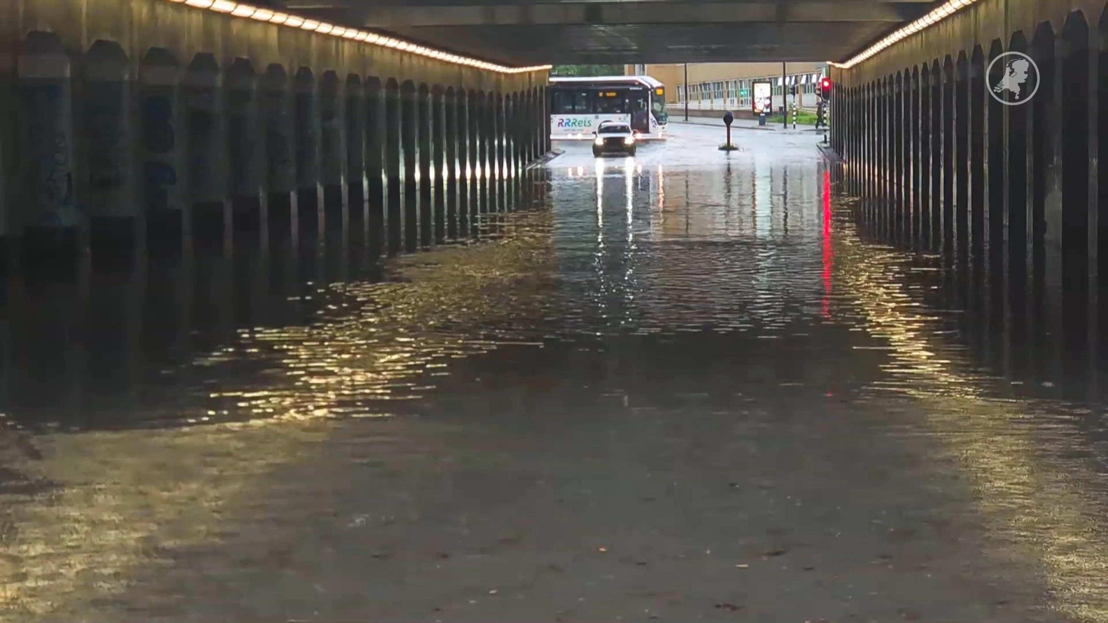 Tunnel in Enschede afgesloten na hevige hoosbui