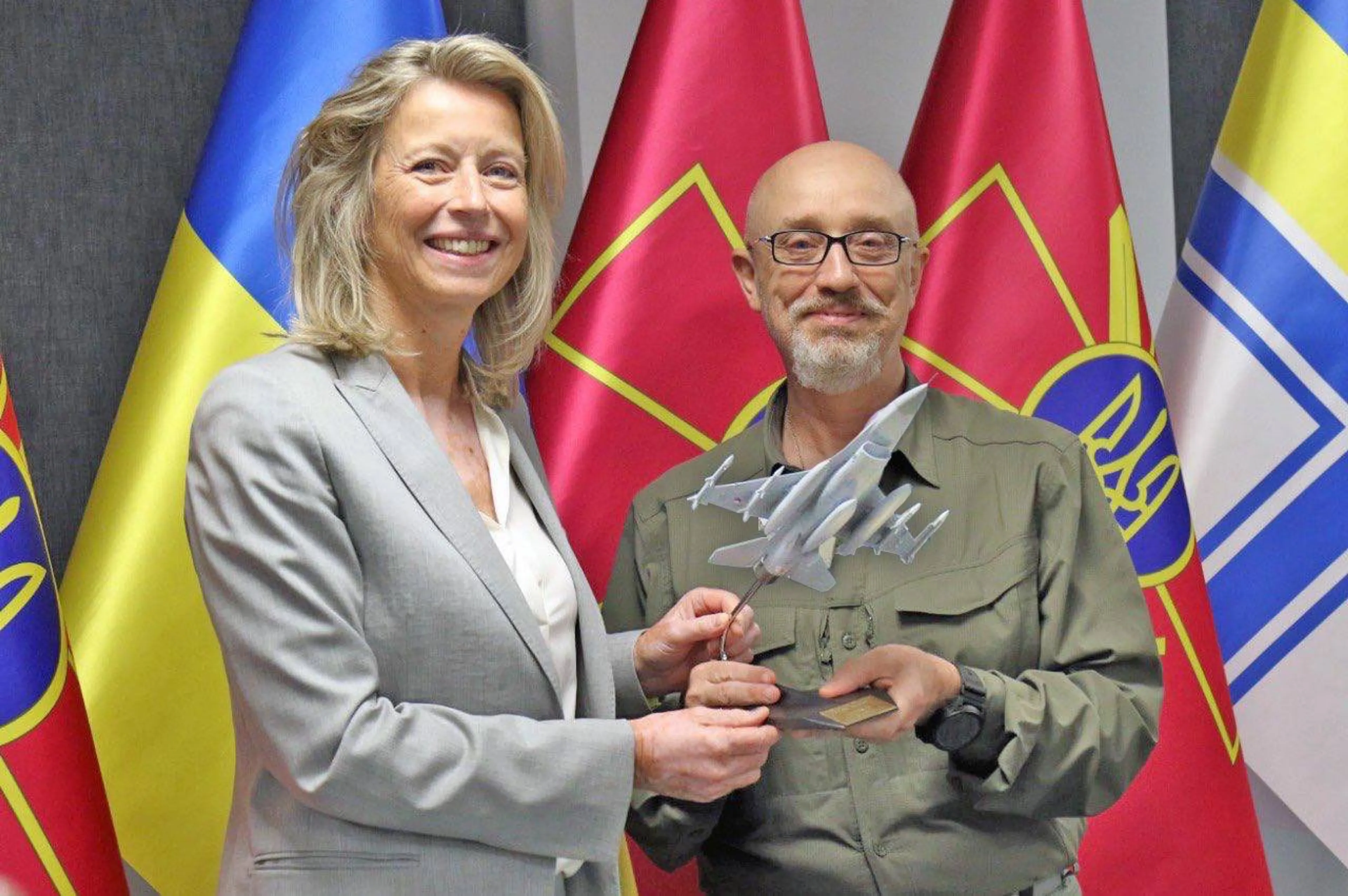 Ollongren geeft eerste F-16 nu al functie elders, Oekraïense Defensieminister blij