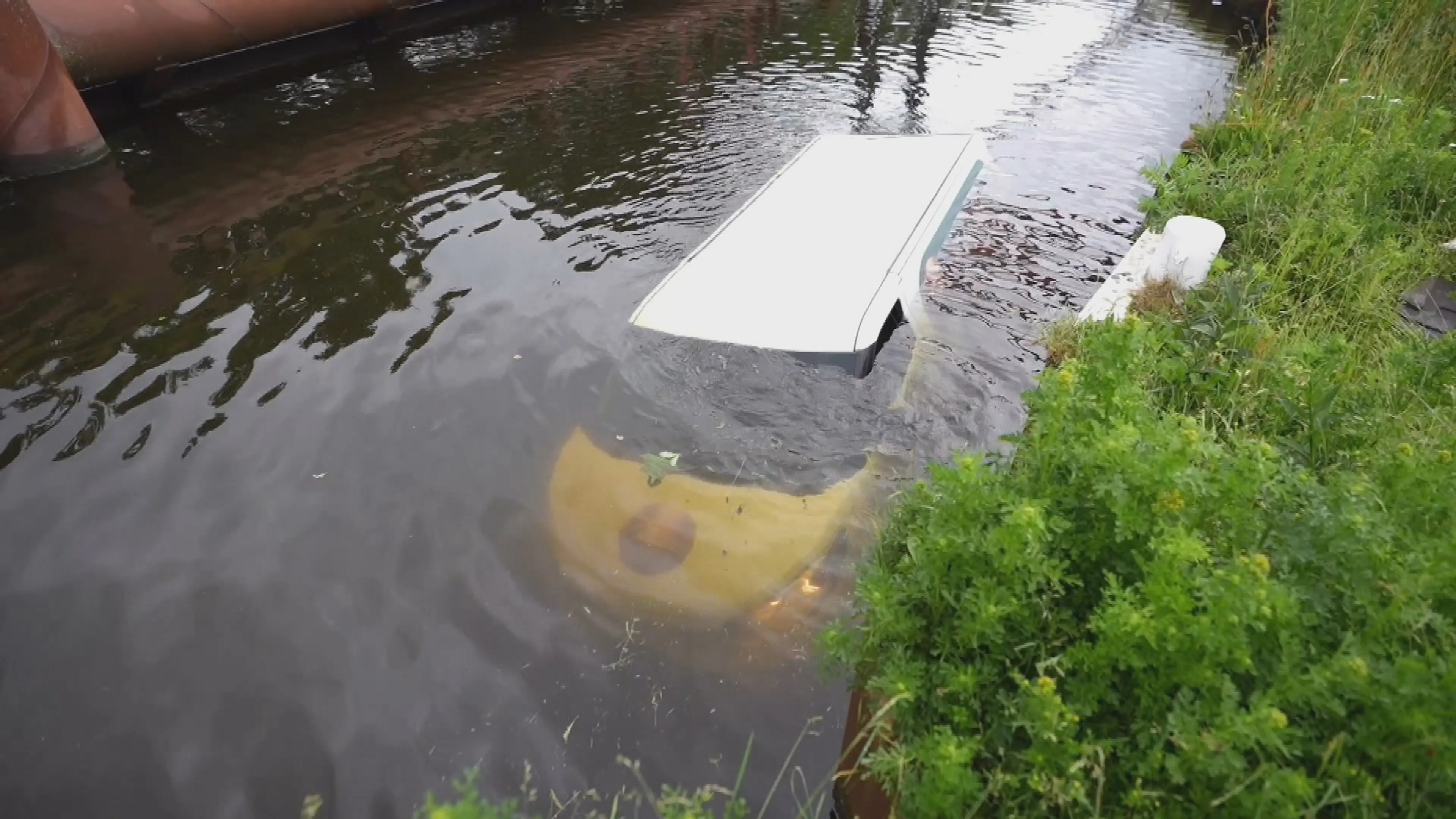 Tweede voertuig in week tijd in kanaal: 'Remmen deden het niet'