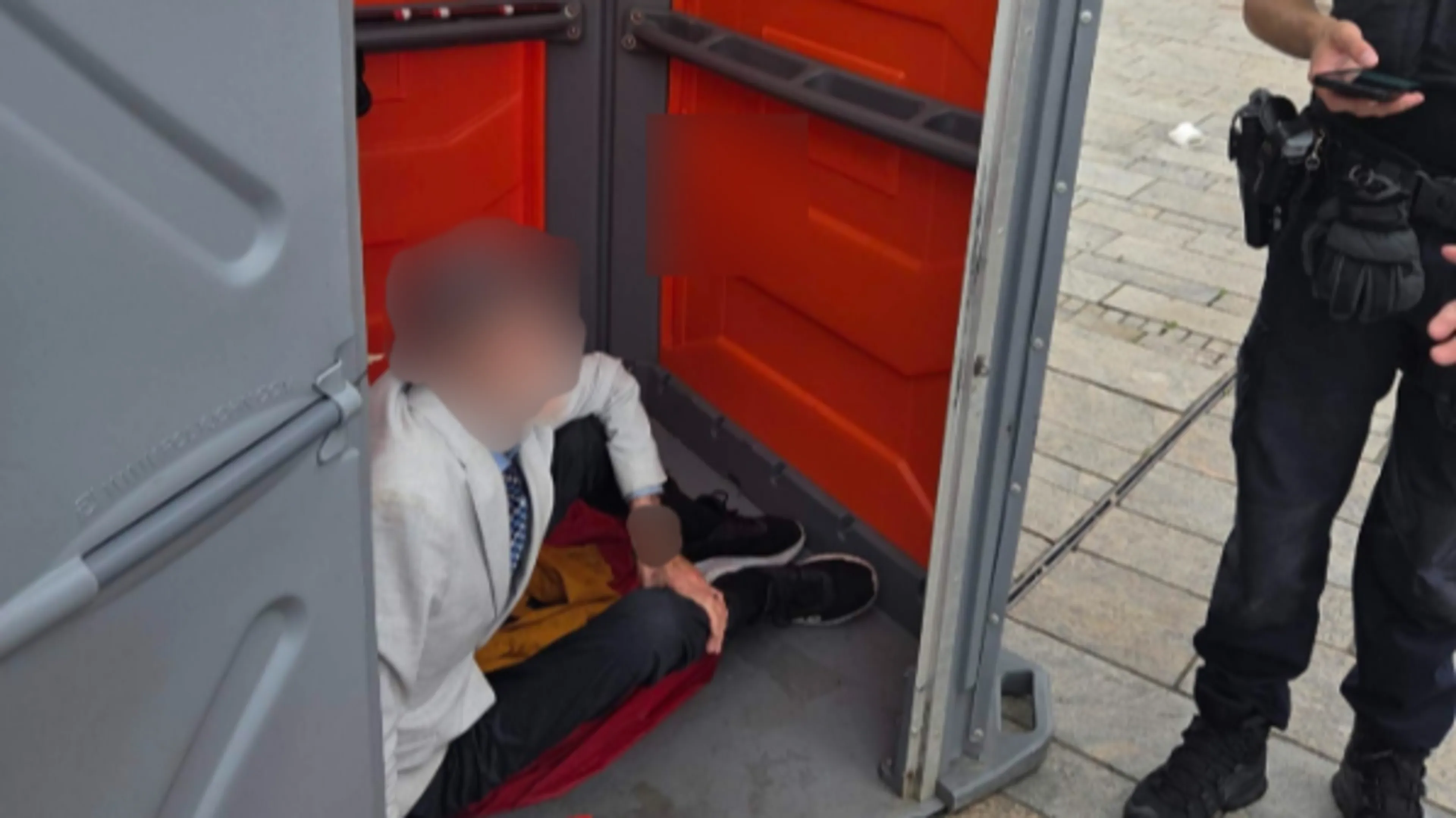 Man raakt opgesloten nadat hij overnacht in dixi in Almere