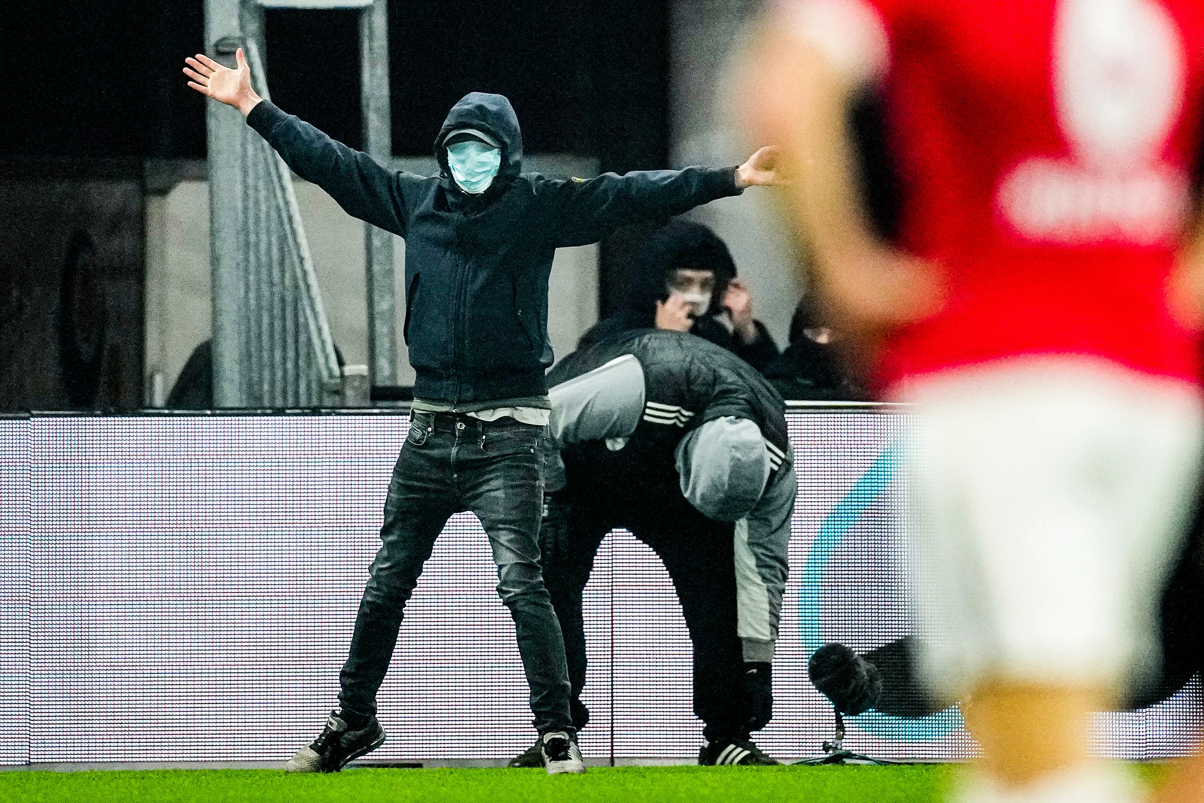 Wedstrijden AZ en Heracles stilgelegd omdat supporters stadions binnendringen