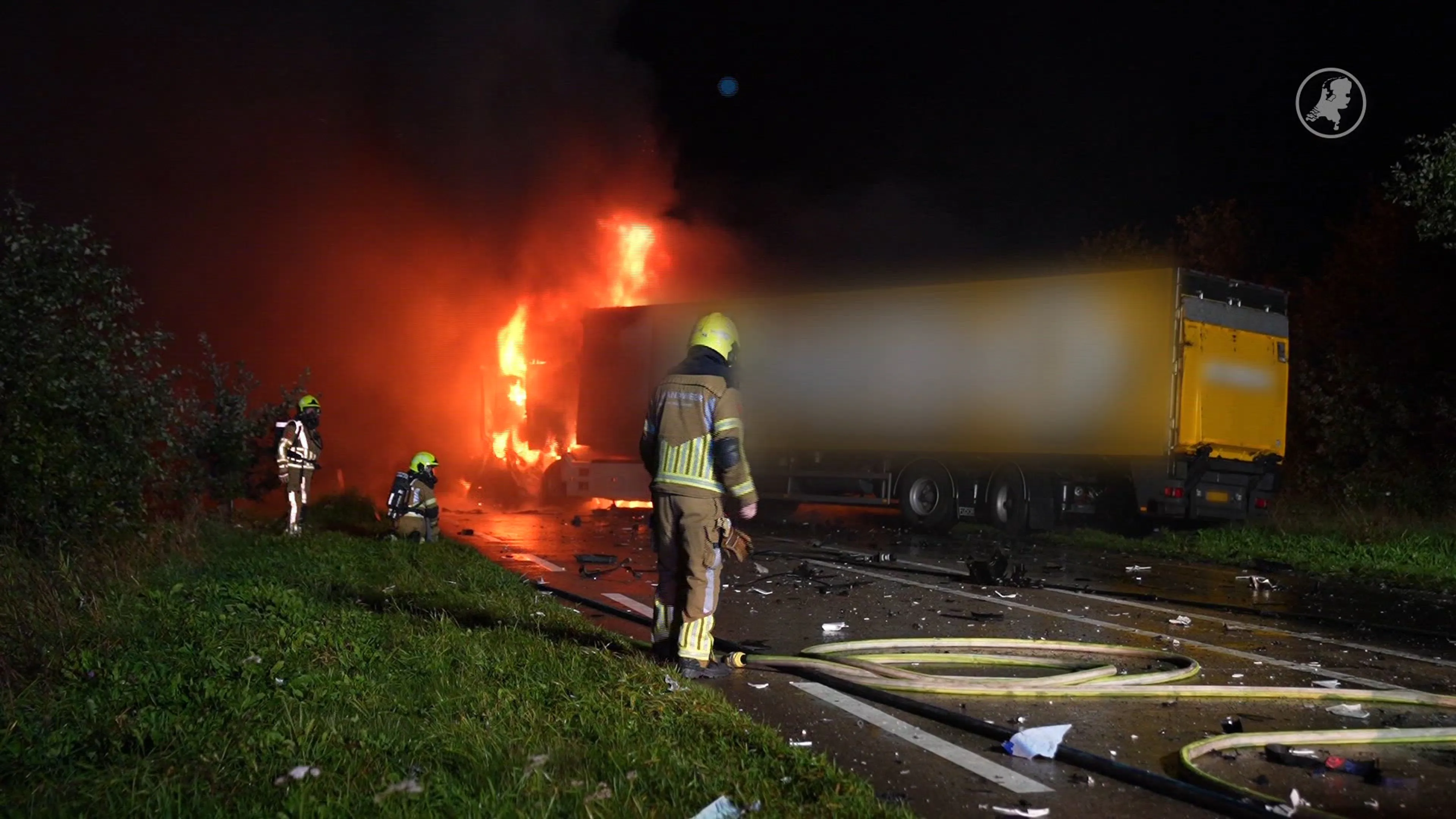 Auto en vrachtwagen in de brand na ongeluk