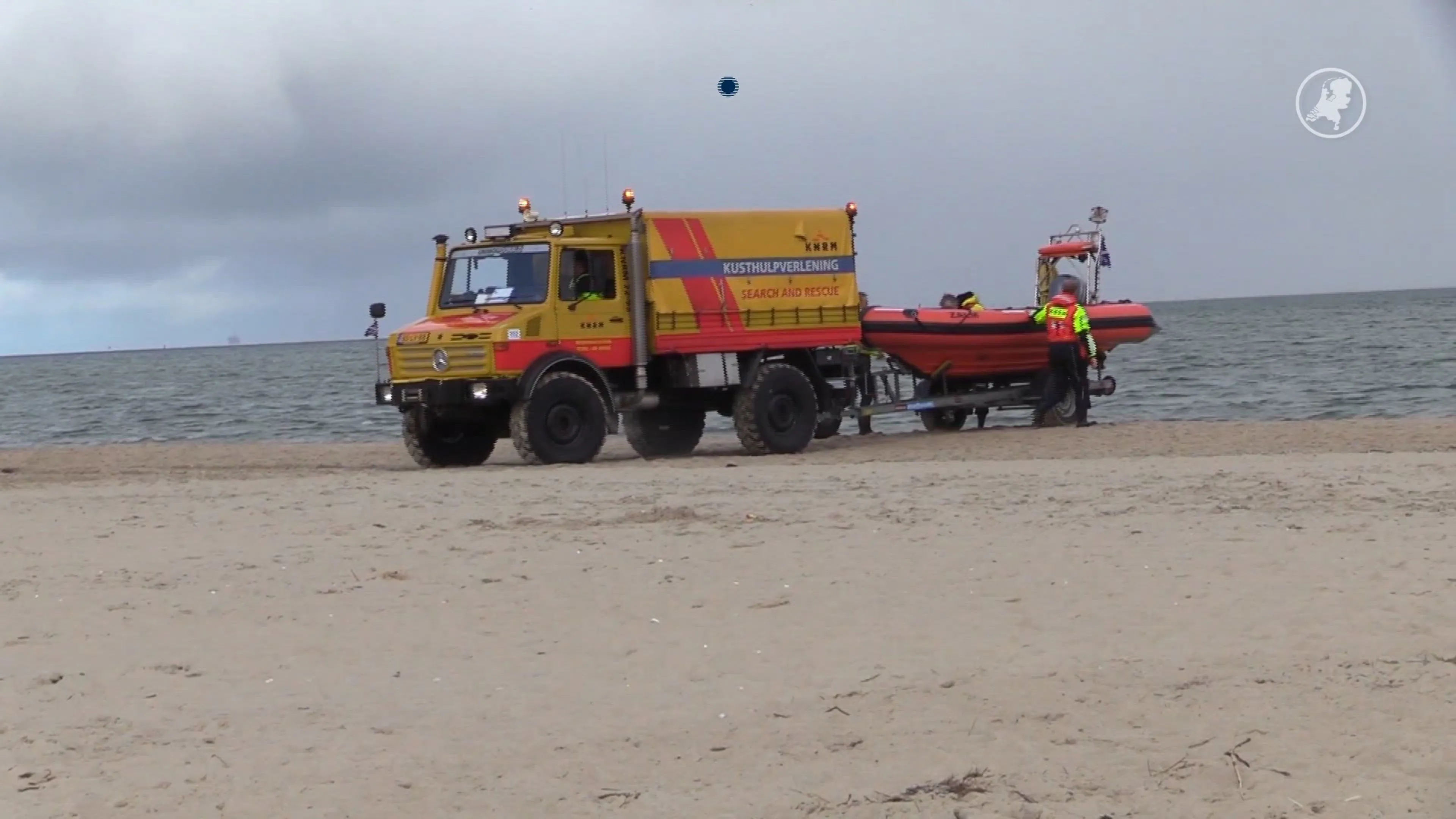 Surfer kilometers uit de kust van Texel van het wad gered